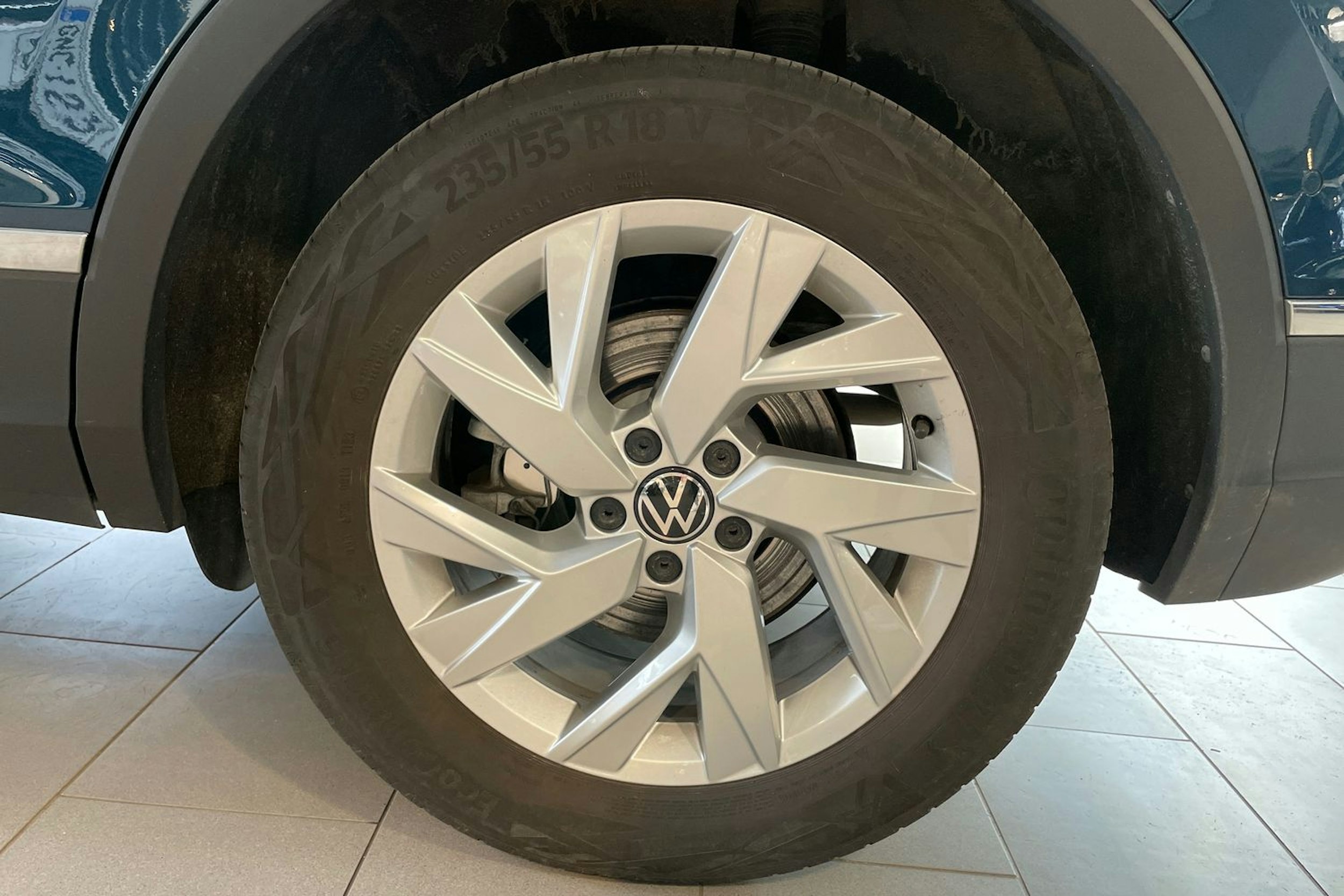sininen Volkswagen Tiguan 2023 kuva 31.