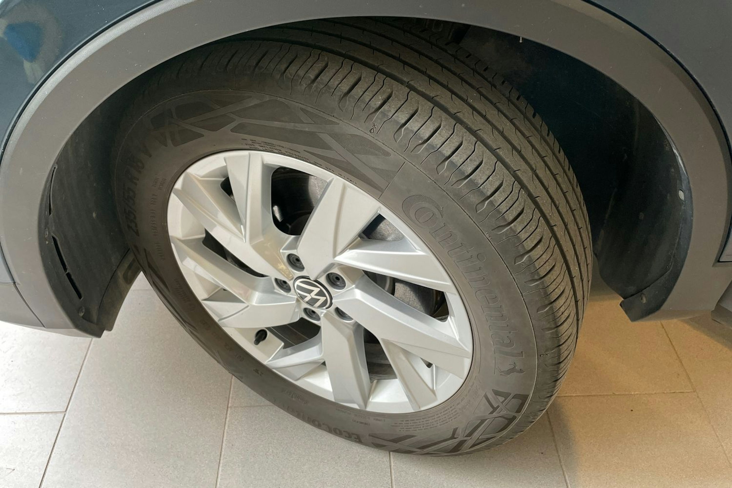 sininen Volkswagen Tiguan 2023 kuva 32.