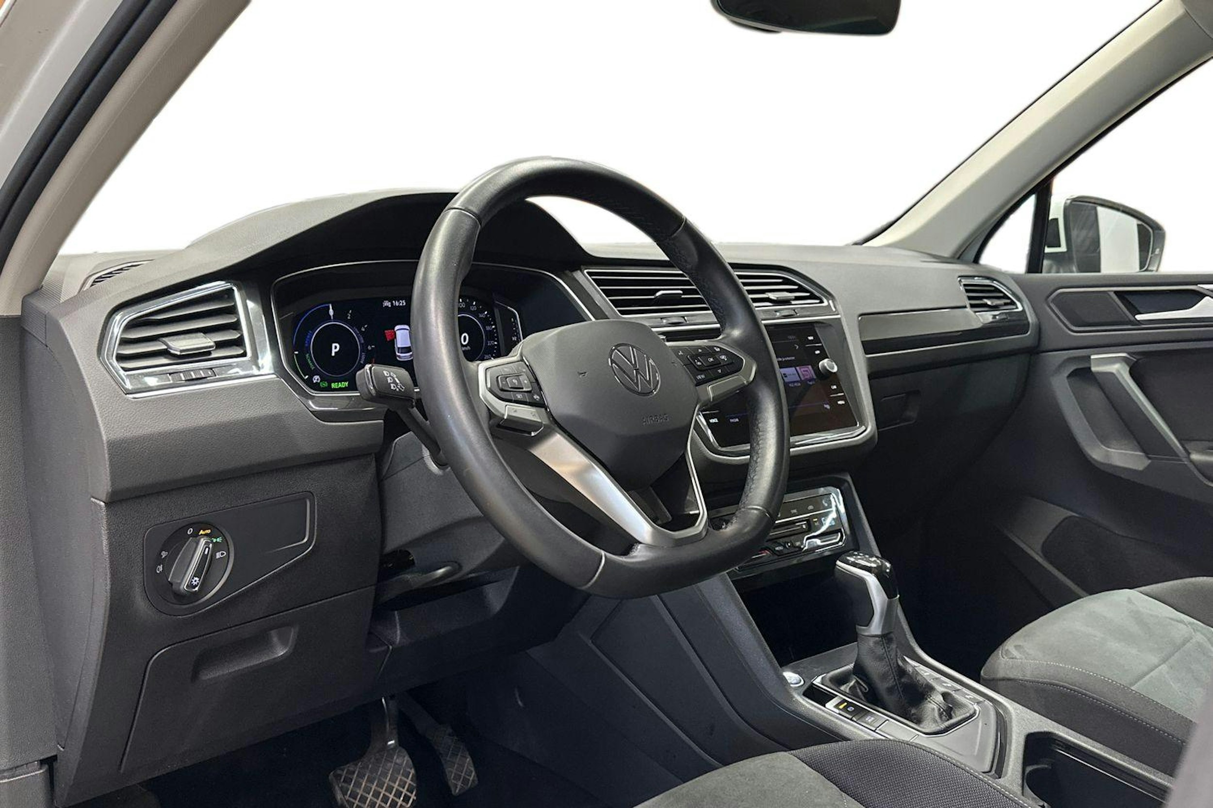 valkoinen Volkswagen Tiguan 2023 kuva 7.