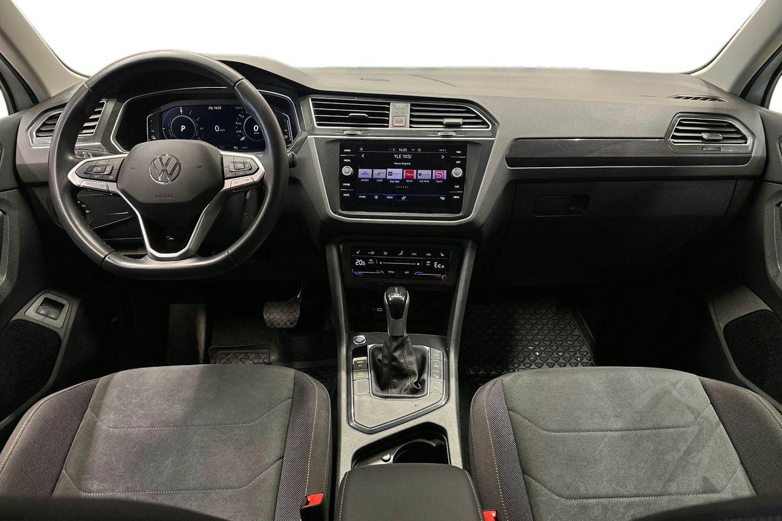 valkoinen Volkswagen Tiguan 2023 kuva 9.