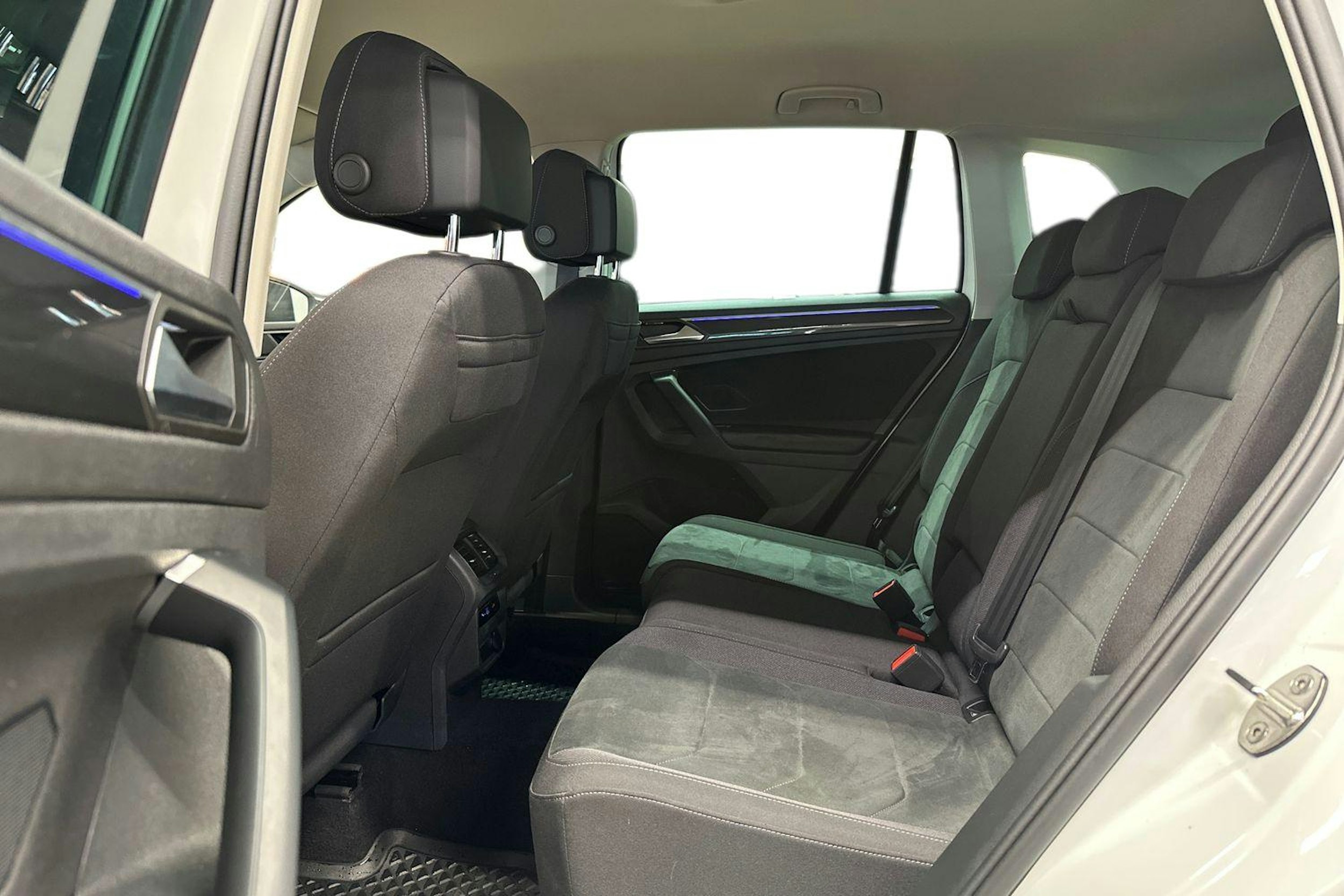 valkoinen Volkswagen Tiguan 2023 kuva 10.