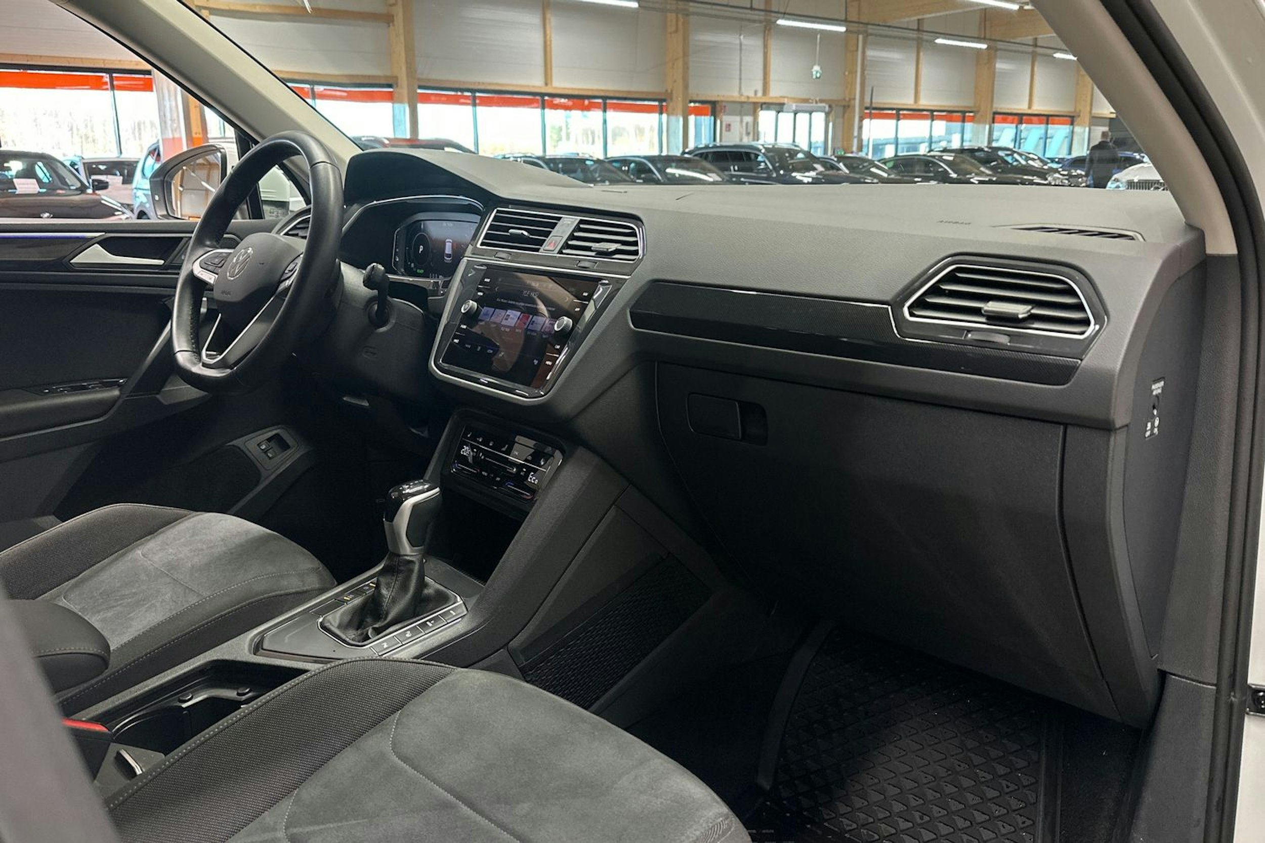 valkoinen Volkswagen Tiguan 2023 kuva 14.