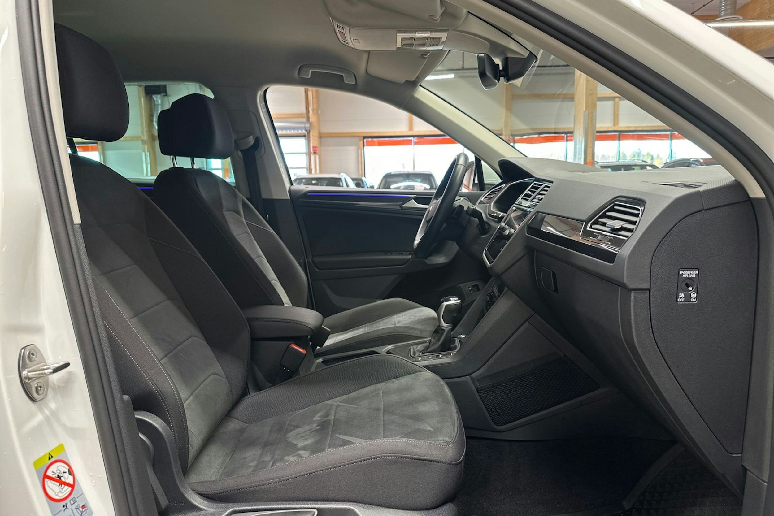 valkoinen Volkswagen Tiguan 2023 kuva 15.
