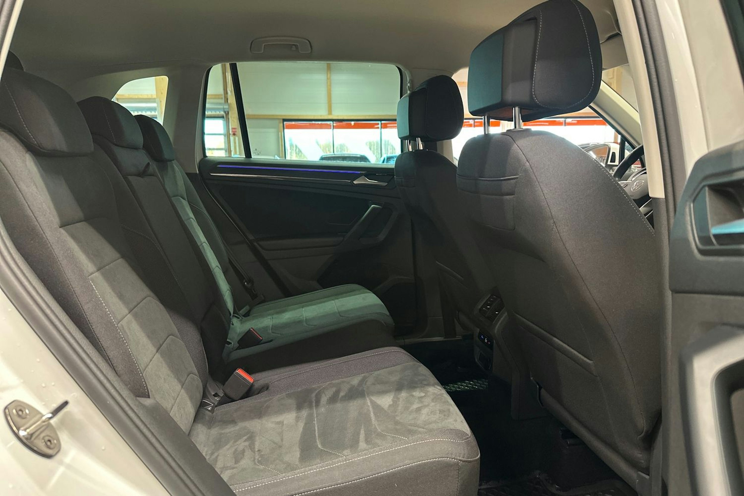 valkoinen Volkswagen Tiguan 2023 kuva 16.