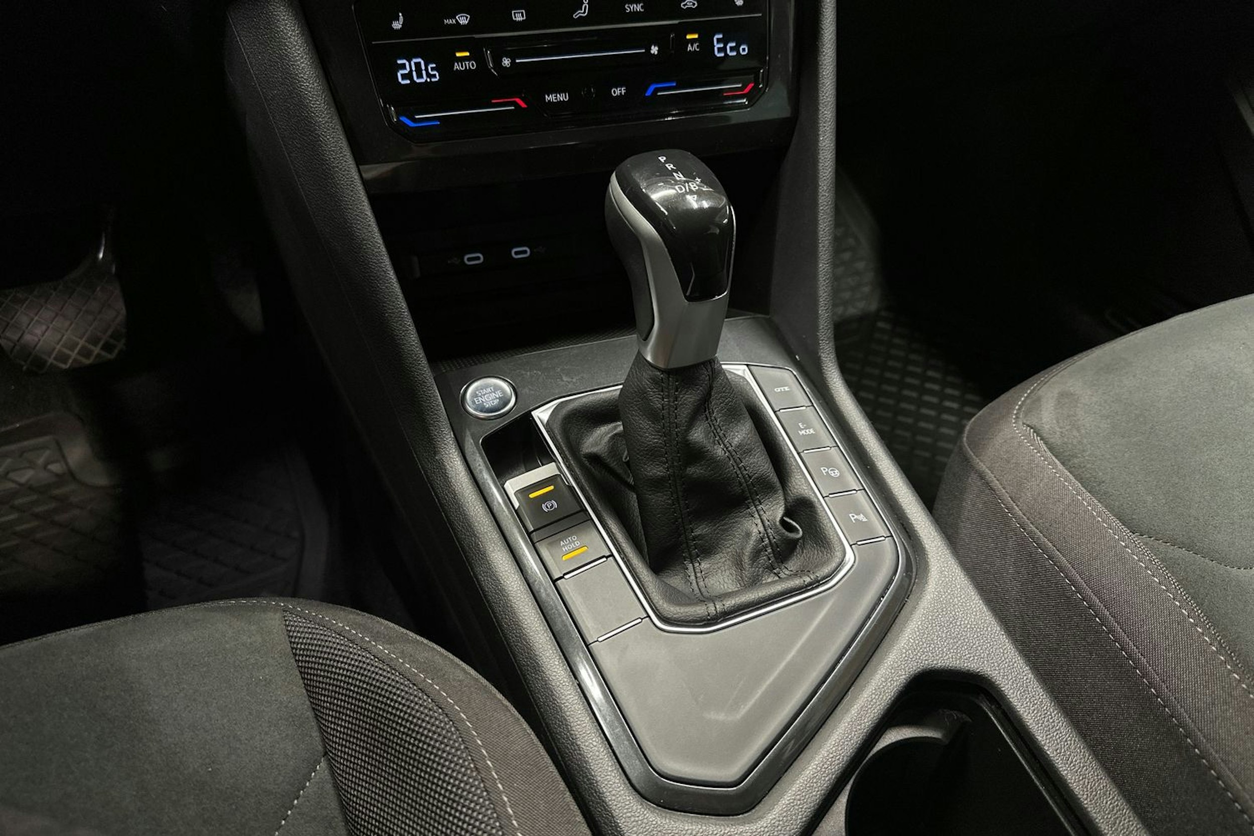 valkoinen Volkswagen Tiguan 2023 kuva 22.