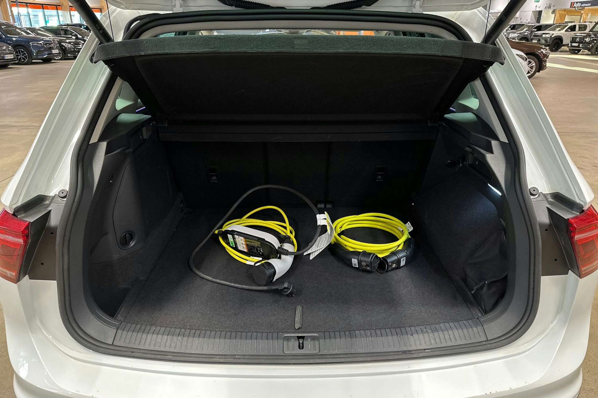 valkoinen Volkswagen Tiguan 2023 kuva 28.