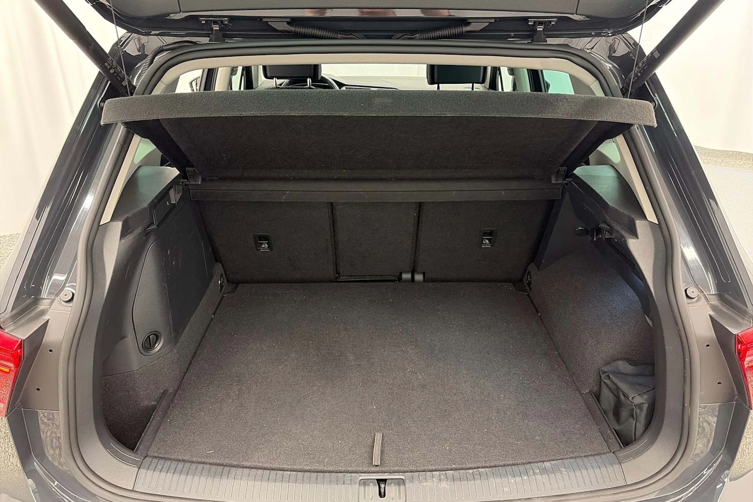 harmaa Volkswagen Tiguan 2023 kuva 15.