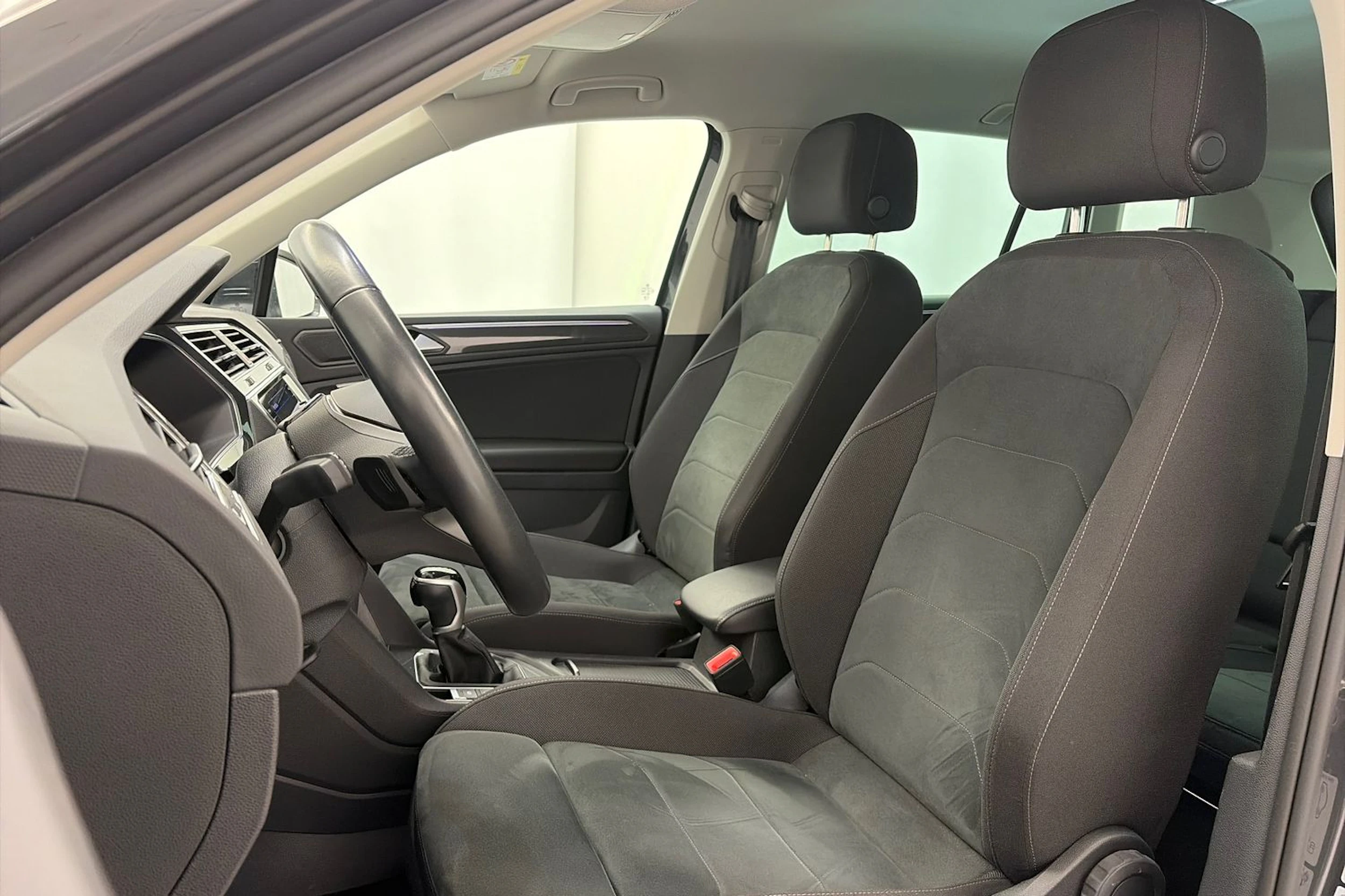 harmaa Volkswagen Tiguan 2023 kuva 17.