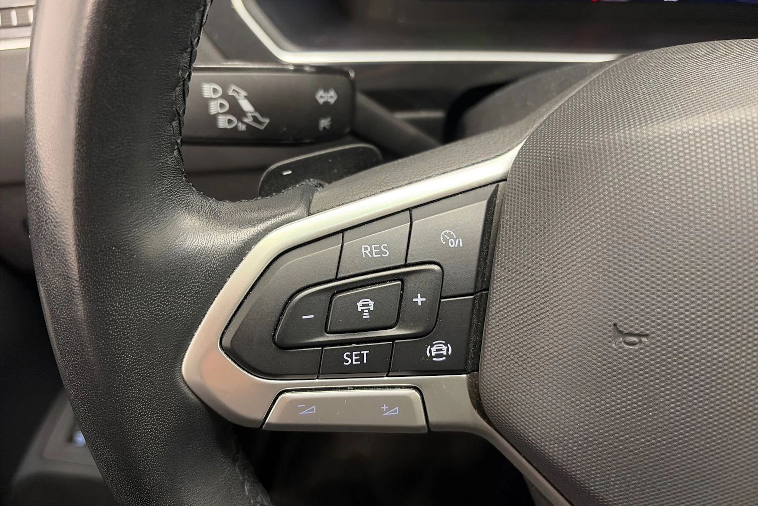 harmaa Volkswagen Tiguan 2023 kuva 21.