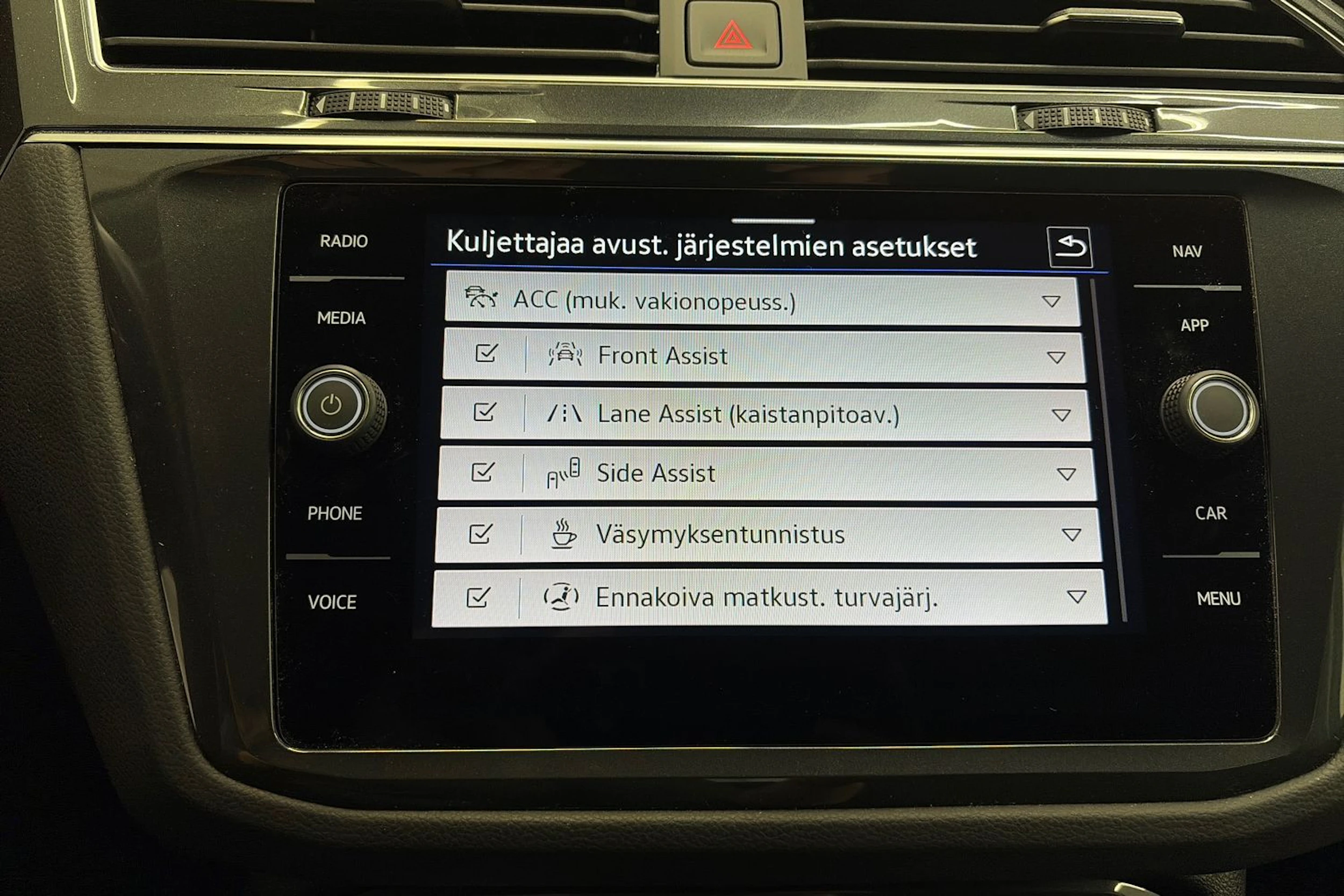 harmaa Volkswagen Tiguan 2023 kuva 25.