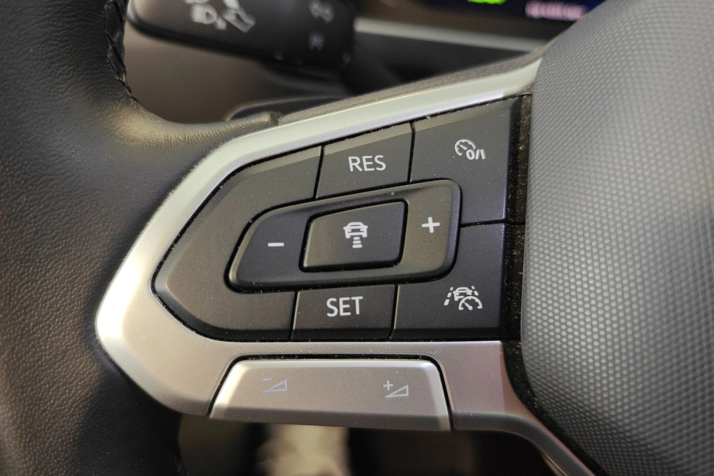 valkoinen Volkswagen Tiguan 2023 kuva 21.