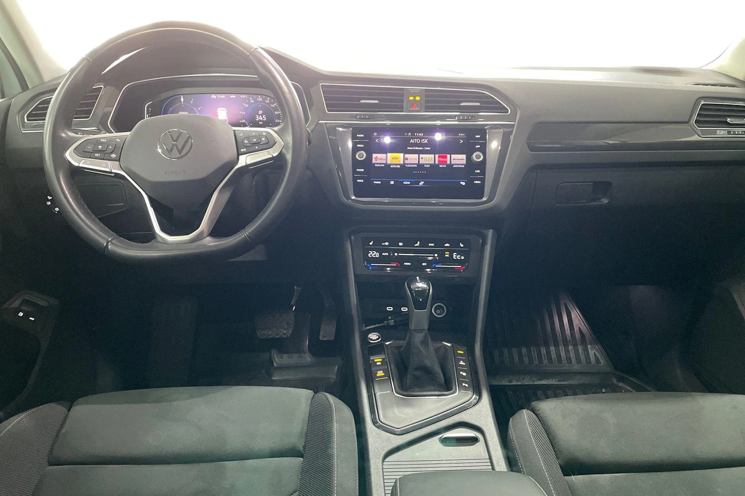 Valkoinen Volkswagen Tiguan 2023 kuva 9.