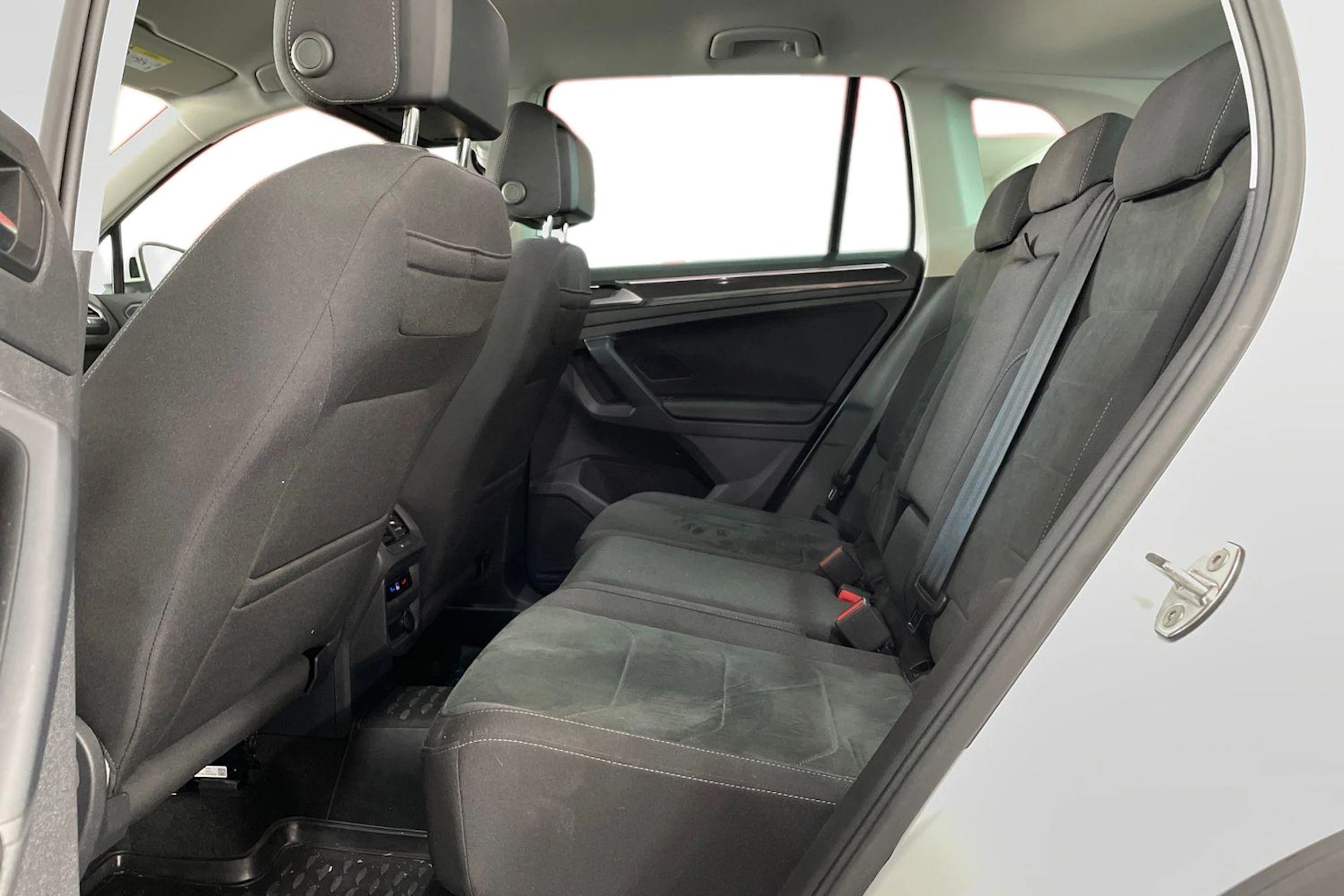 Valkoinen Volkswagen Tiguan 2023 kuva 11.