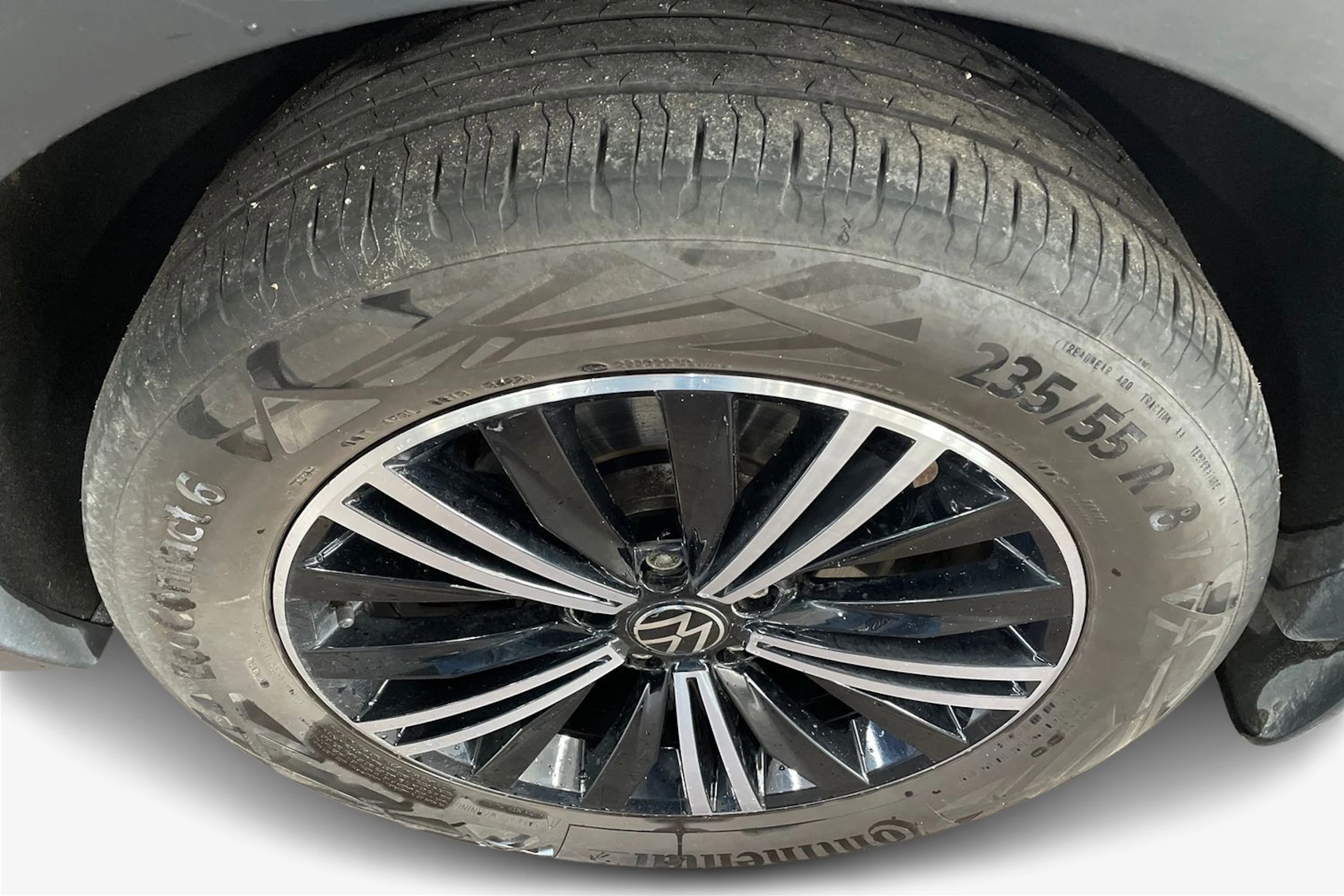 Valkoinen Volkswagen Tiguan 2023 kuva 12.