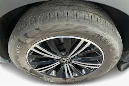 Valkoinen Volkswagen Tiguan 2023 kuva 12.