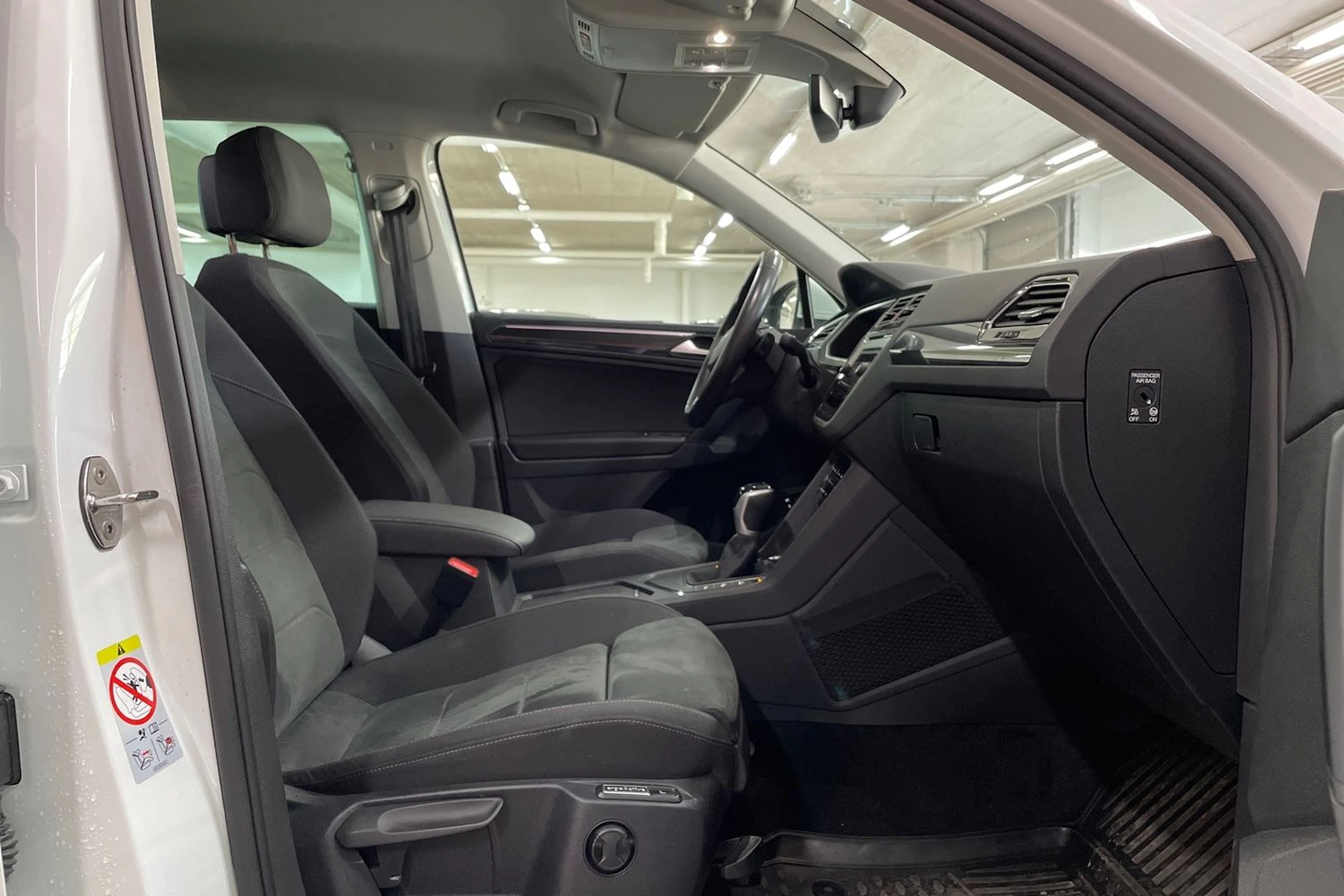 Valkoinen Volkswagen Tiguan 2023 kuva 15.