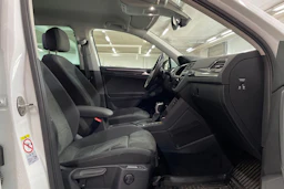 Valkoinen Volkswagen Tiguan 2023 kuva 15.