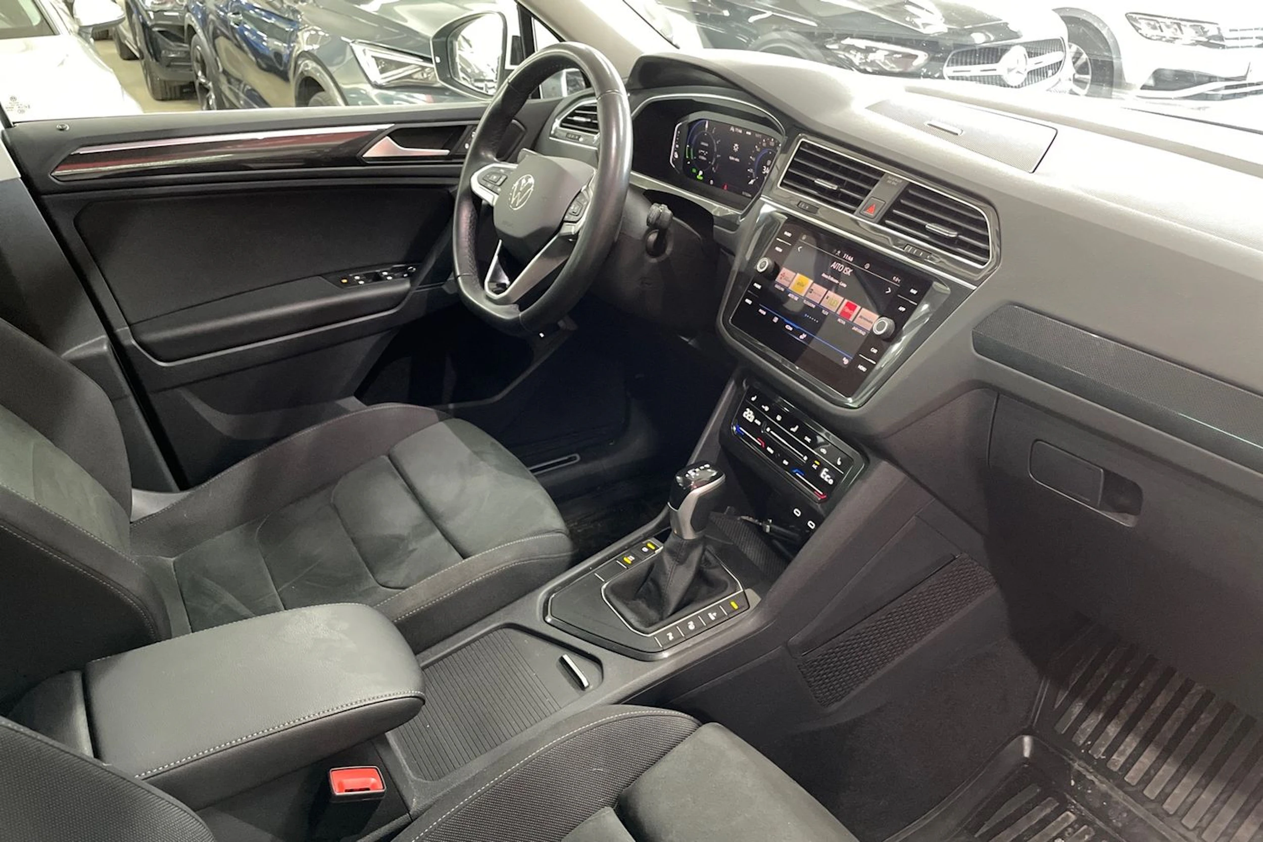 Valkoinen Volkswagen Tiguan 2023 kuva 16.