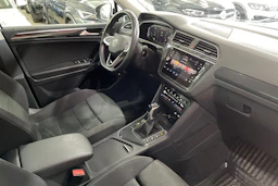 Valkoinen Volkswagen Tiguan 2023 kuva 16.