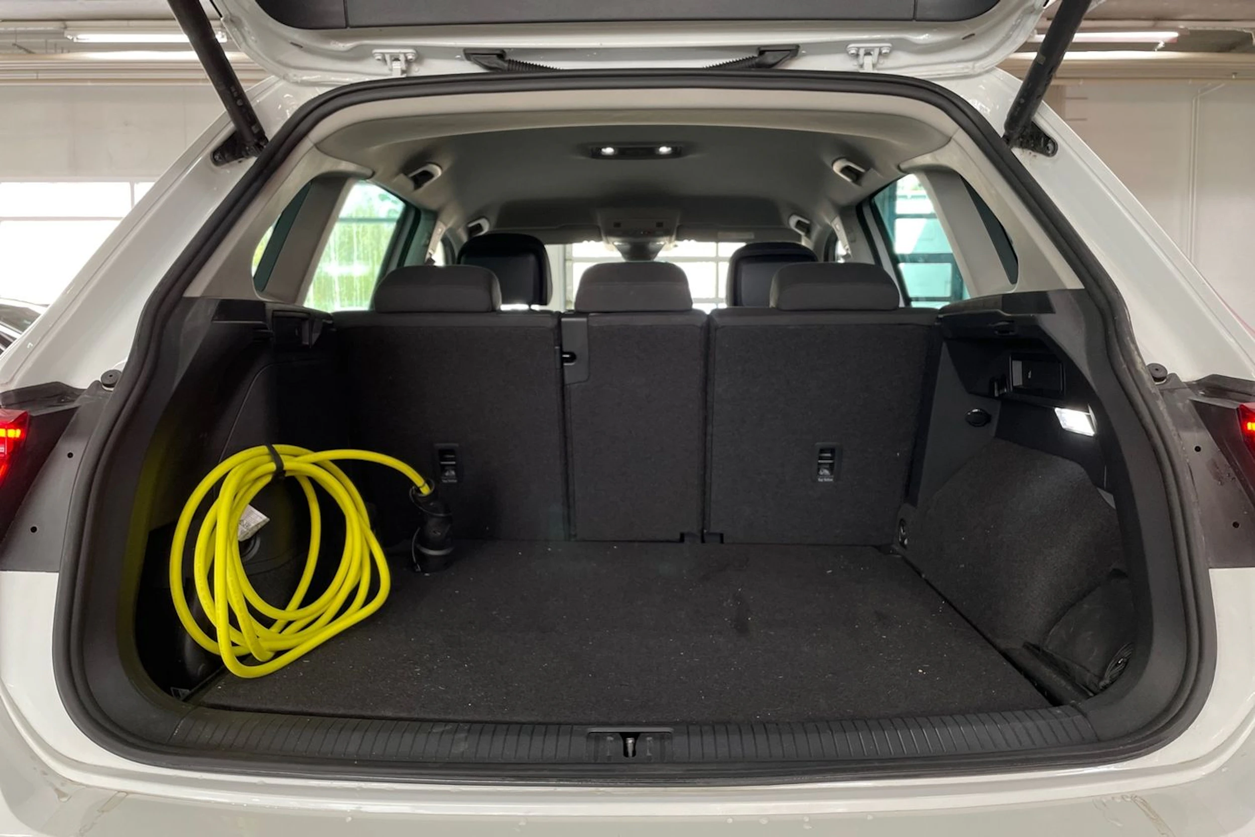 Valkoinen Volkswagen Tiguan 2023 kuva 17.