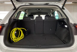 Valkoinen Volkswagen Tiguan 2023 kuva 17.