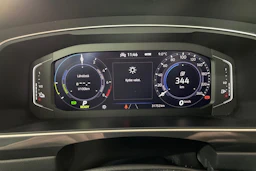 Valkoinen Volkswagen Tiguan 2023 kuva 18.