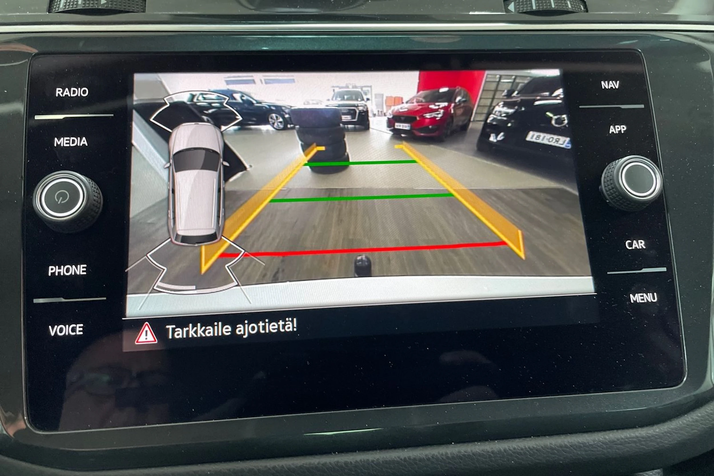 Valkoinen Volkswagen Tiguan 2023 kuva 20.