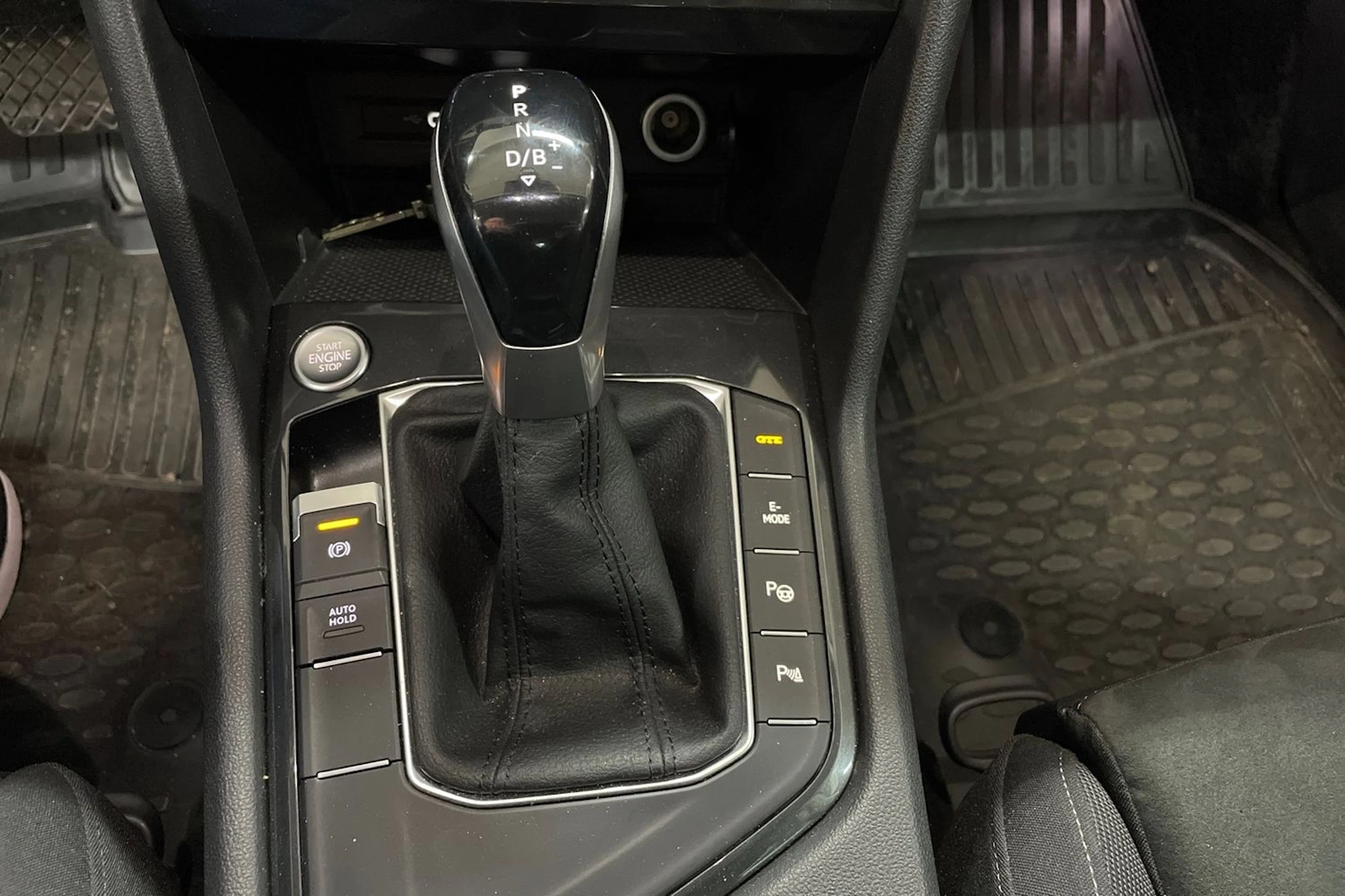 Valkoinen Volkswagen Tiguan 2023 kuva 24.