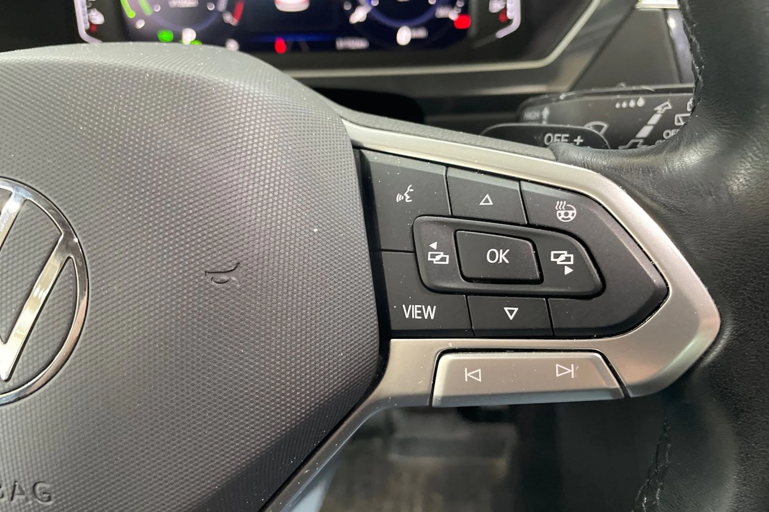 Valkoinen Volkswagen Tiguan 2023 kuva 25.