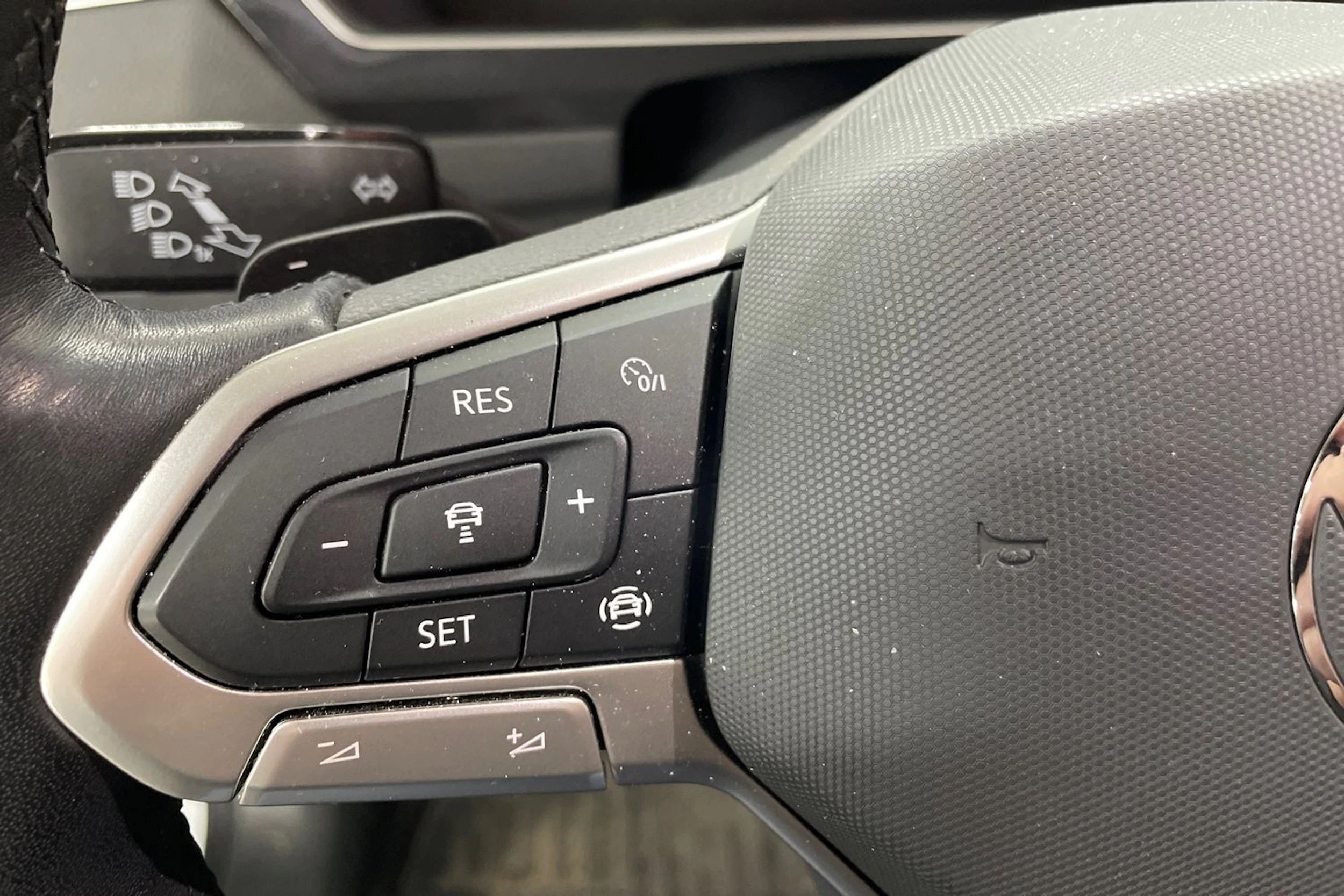 Valkoinen Volkswagen Tiguan 2023 kuva 26.