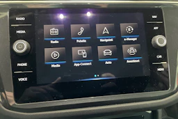 Valkoinen Volkswagen Tiguan 2023 kuva 28.