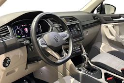 harmaa Volkswagen Tiguan 2023 kuva 6.