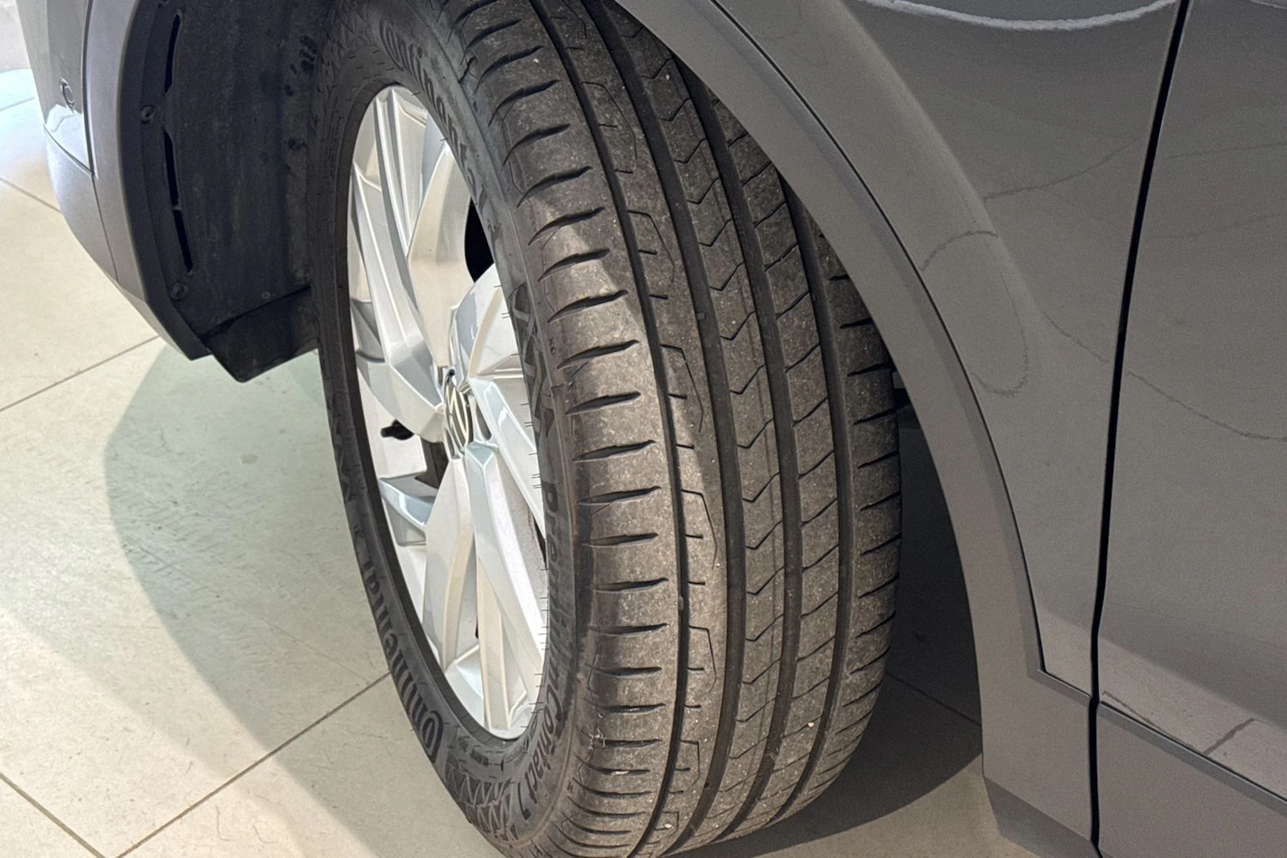 harmaa Volkswagen Tiguan 2023 kuva 10.