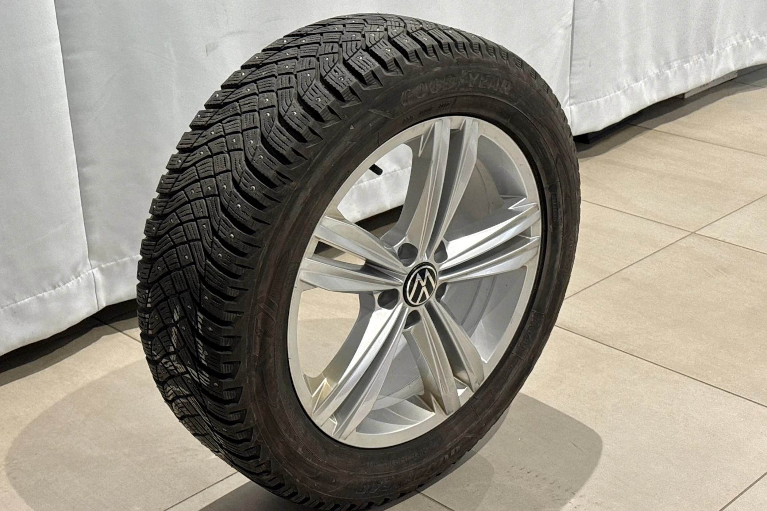 harmaa Volkswagen Tiguan 2023 kuva 11.