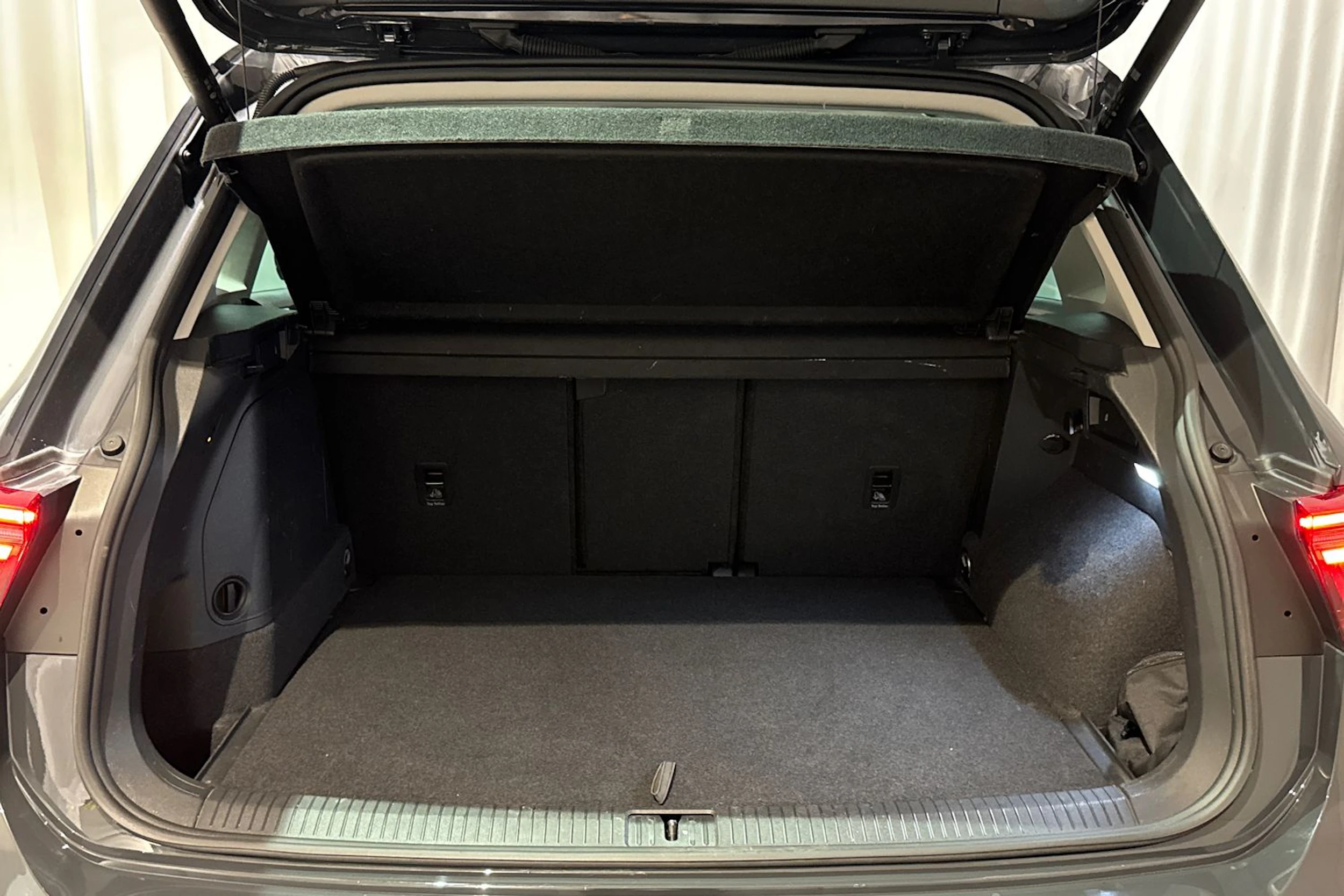harmaa Volkswagen Tiguan 2023 kuva 12.