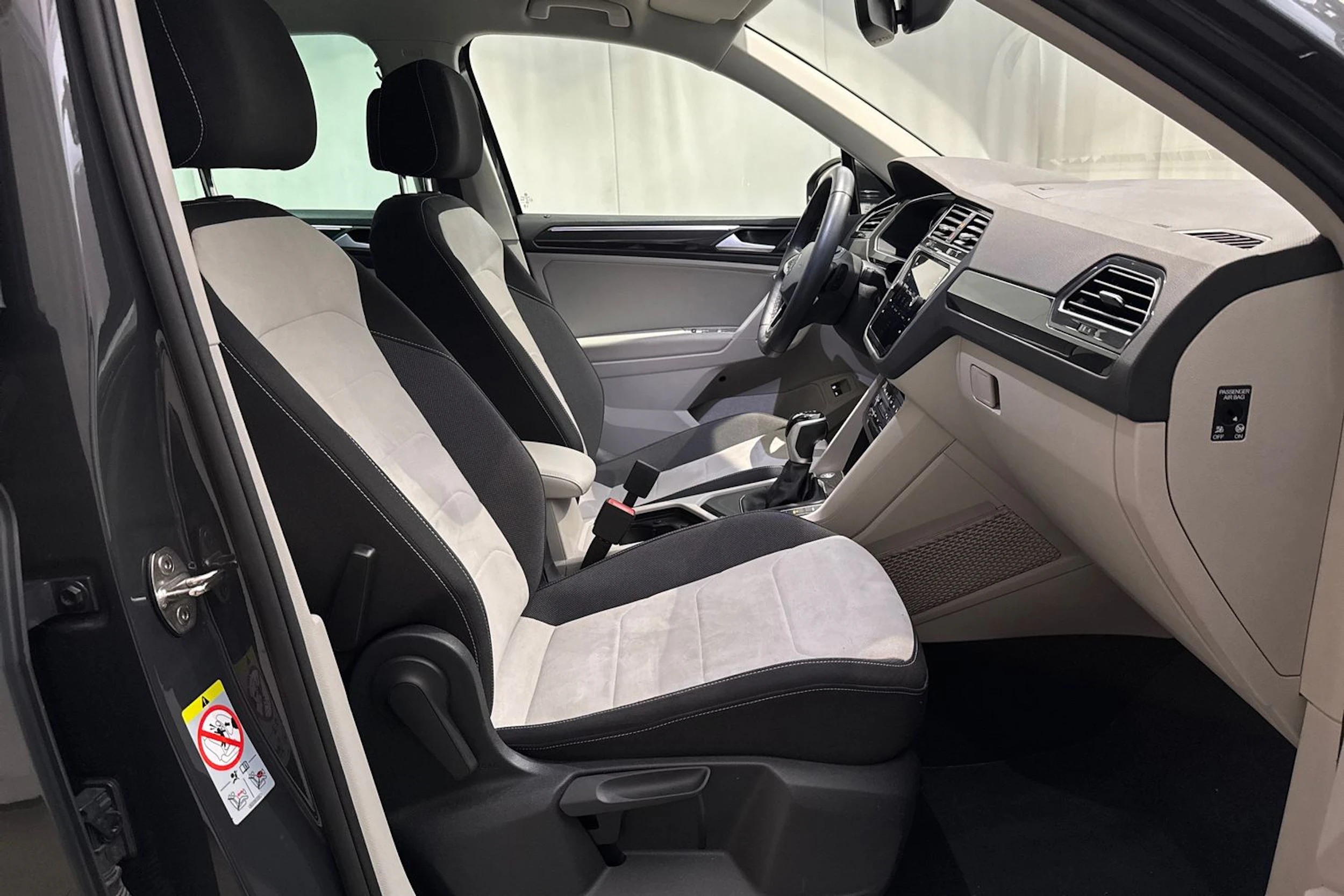 harmaa Volkswagen Tiguan 2023 kuva 16.