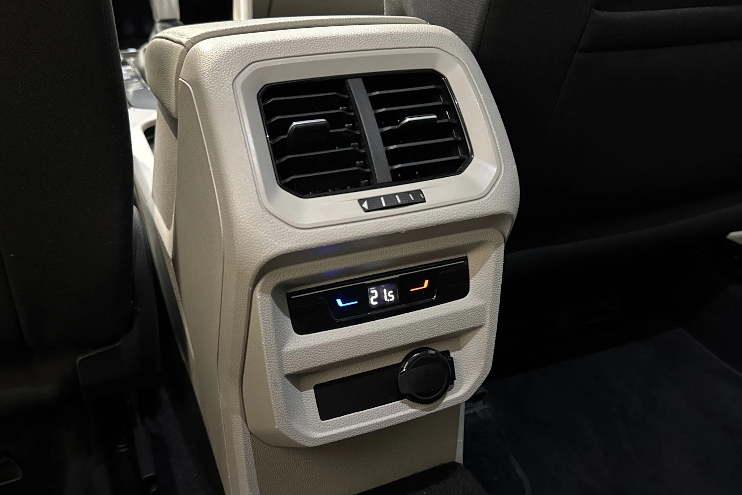 harmaa Volkswagen Tiguan 2023 kuva 17.