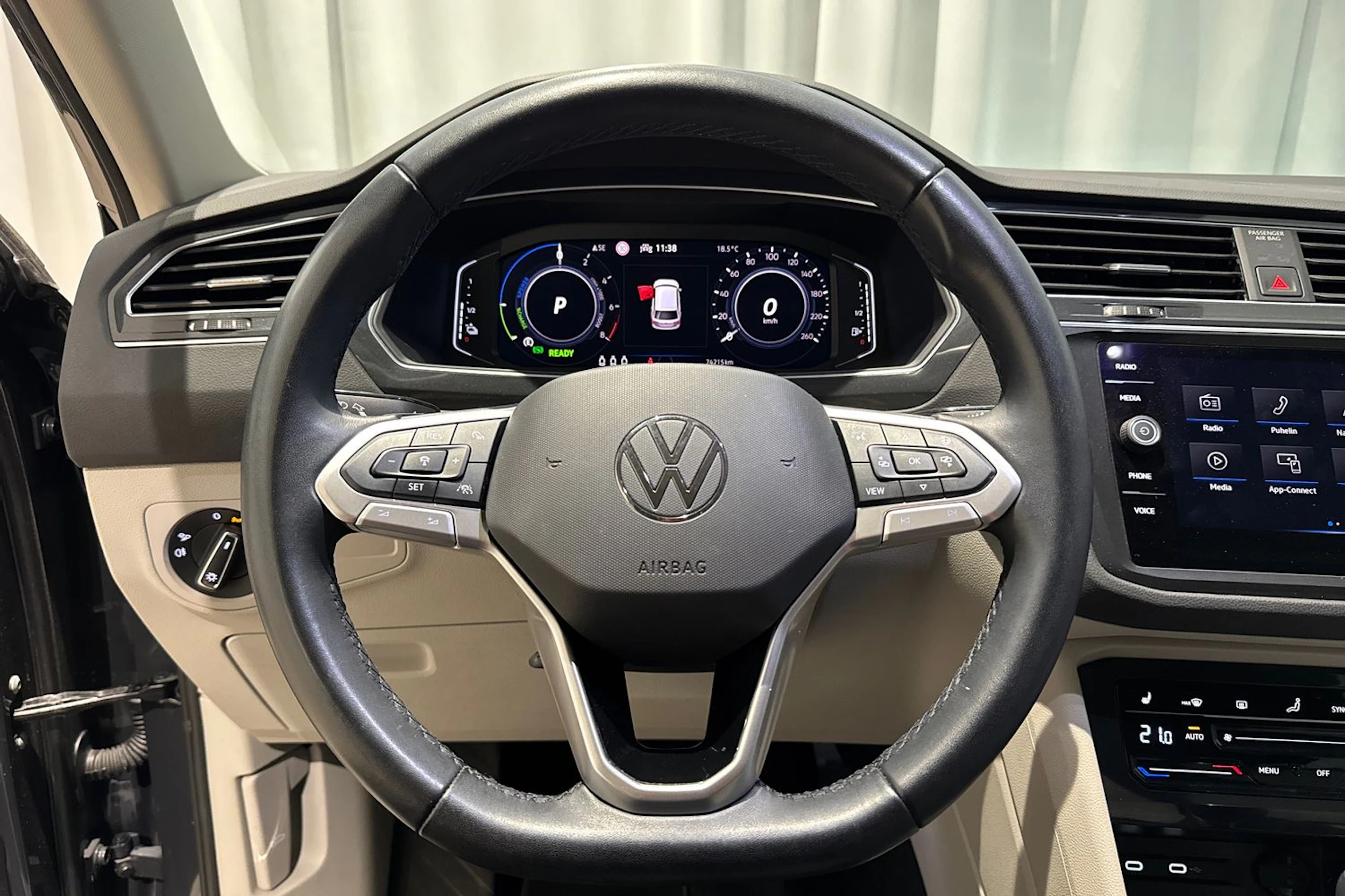 harmaa Volkswagen Tiguan 2023 kuva 18.