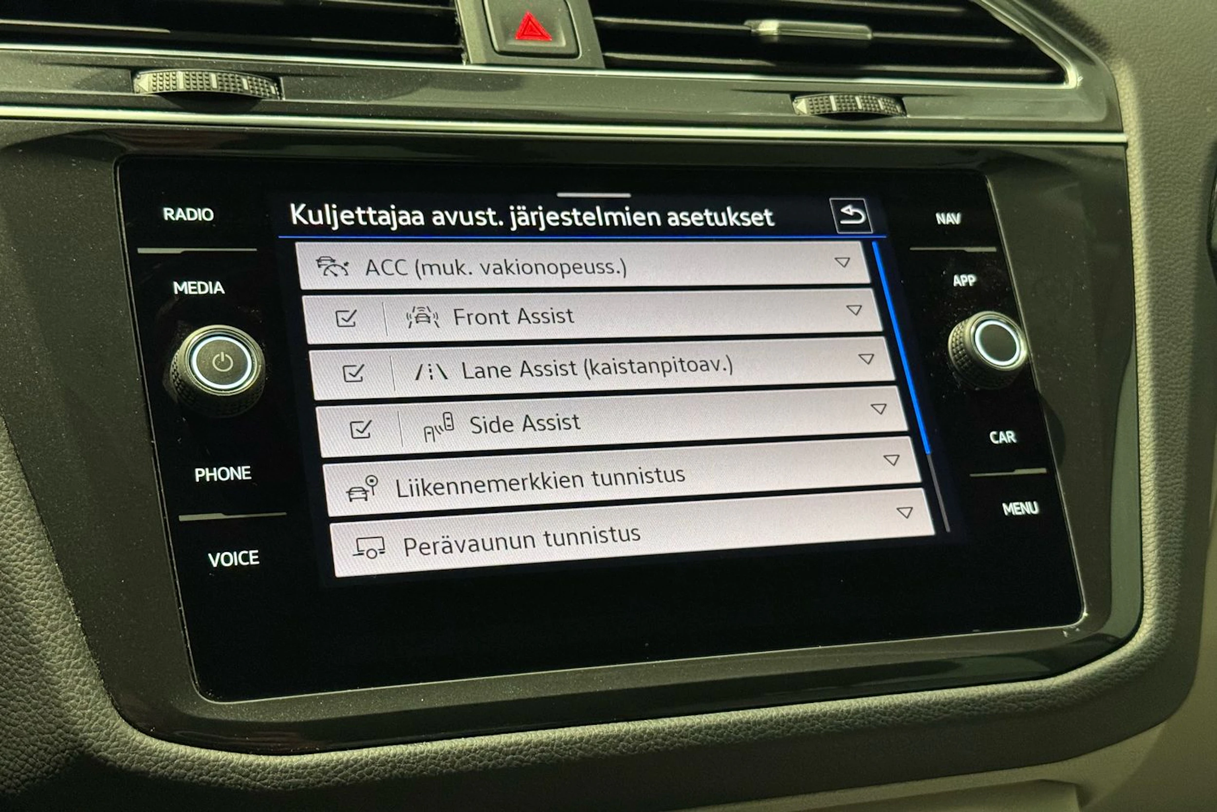 harmaa Volkswagen Tiguan 2023 kuva 26.