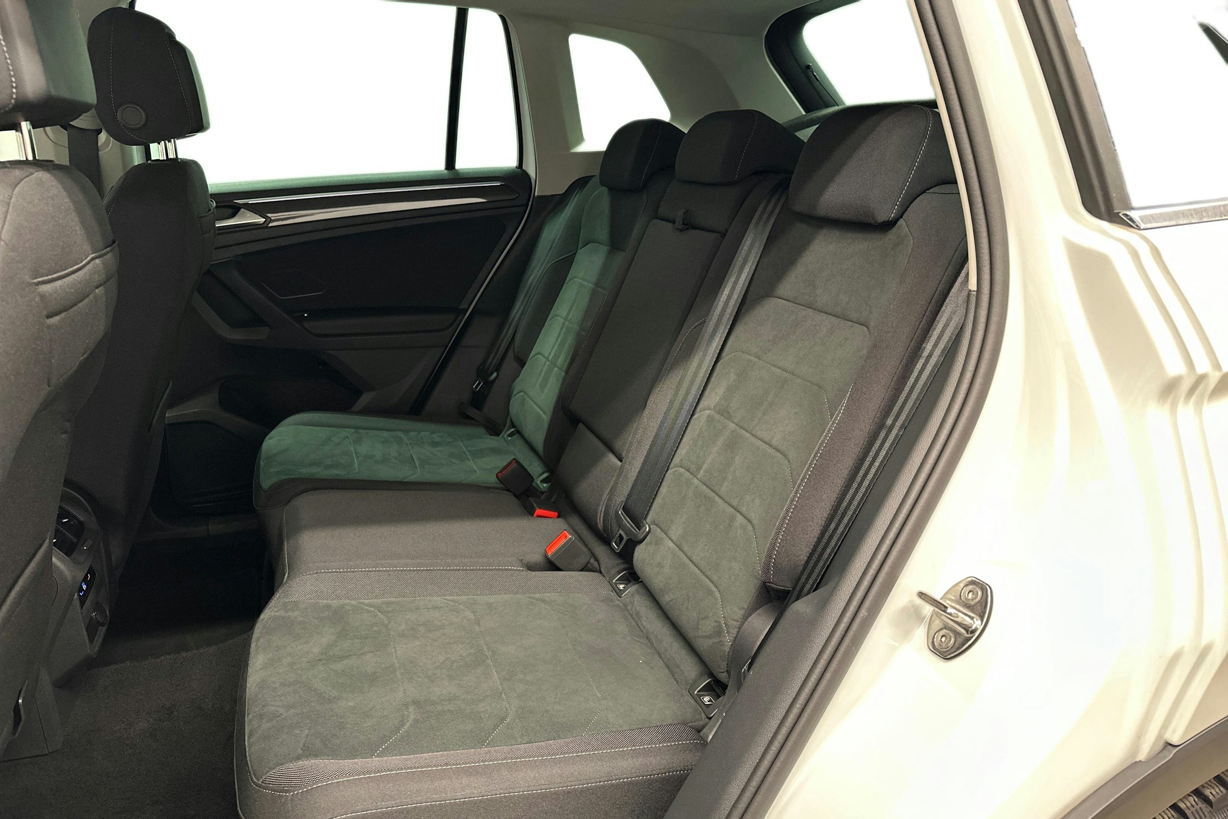 valkoinen Volkswagen Tiguan 2023 kuva 10.