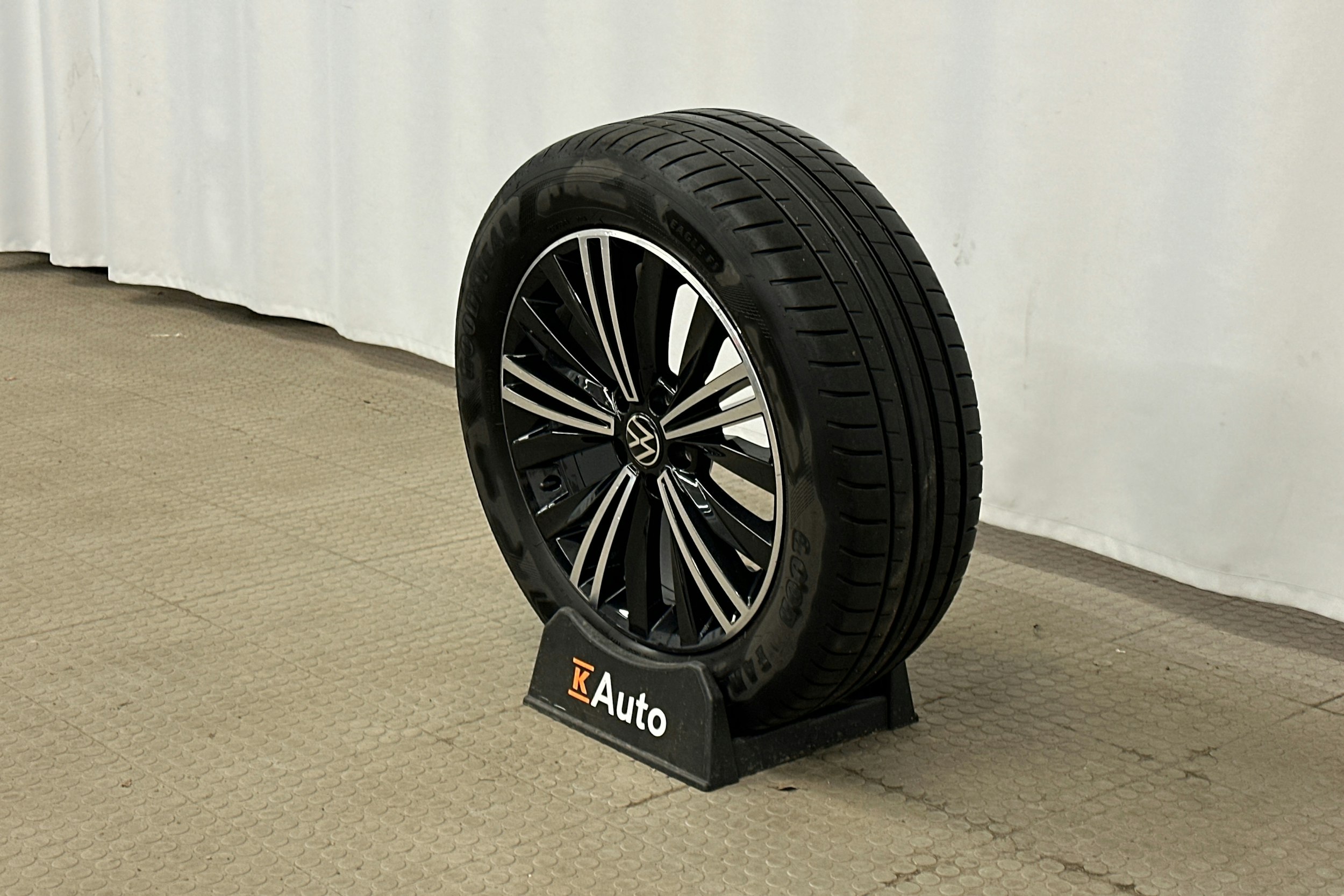 valkoinen Volkswagen Tiguan 2023 kuva 13.