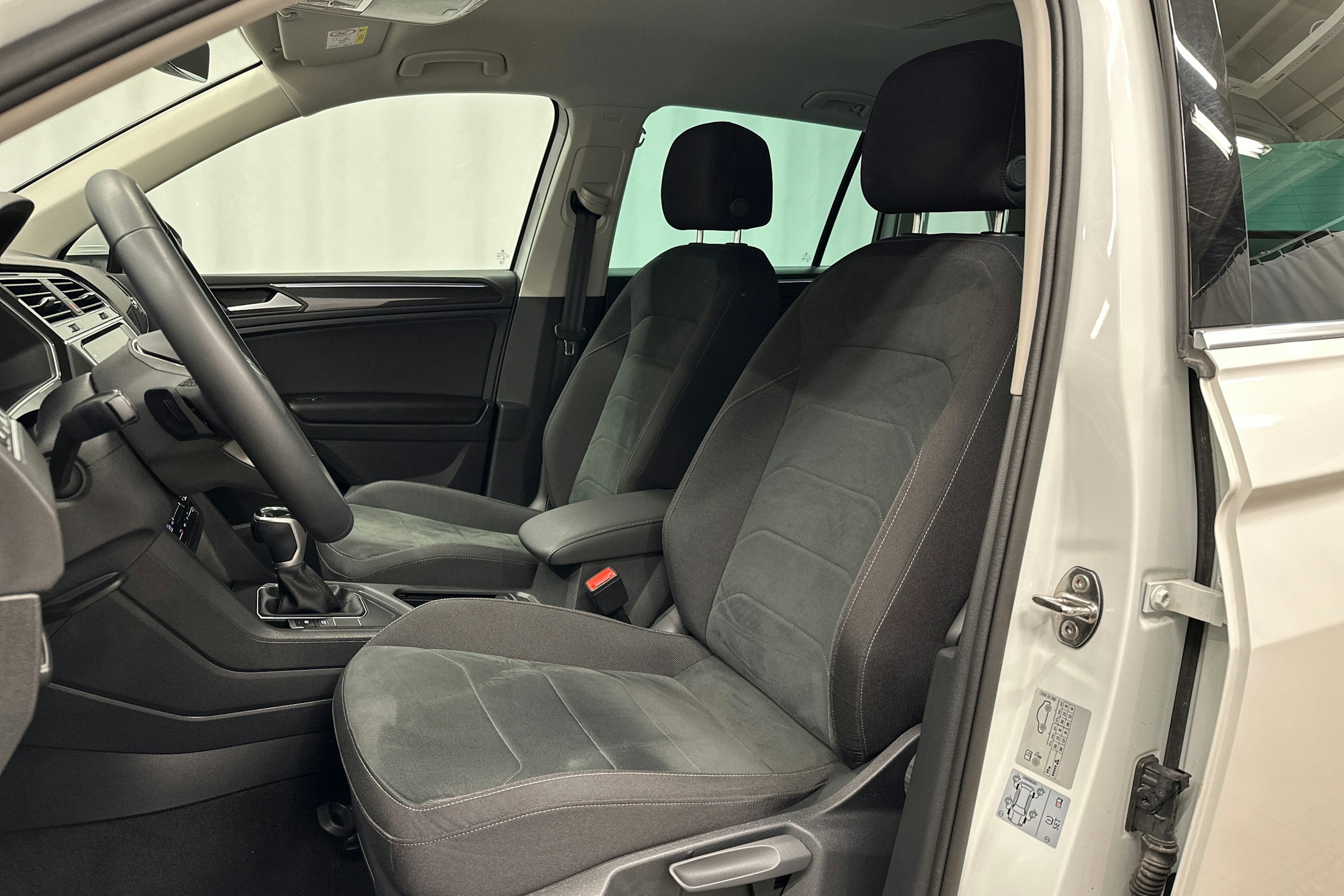 valkoinen Volkswagen Tiguan 2023 kuva 16.