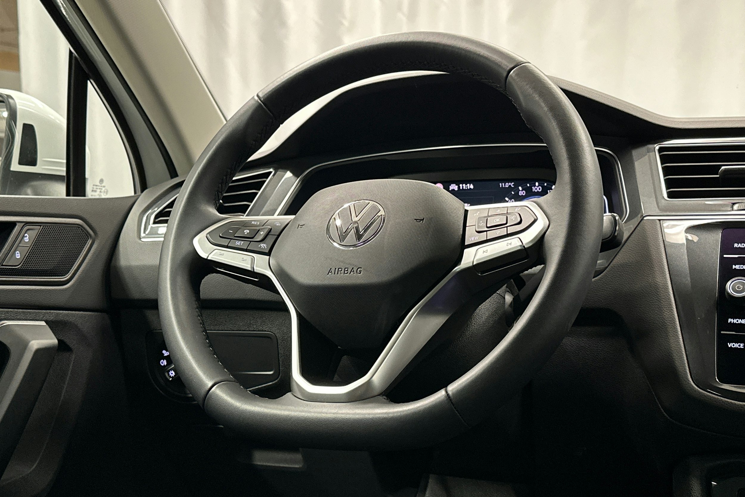 valkoinen Volkswagen Tiguan 2023 kuva 17.