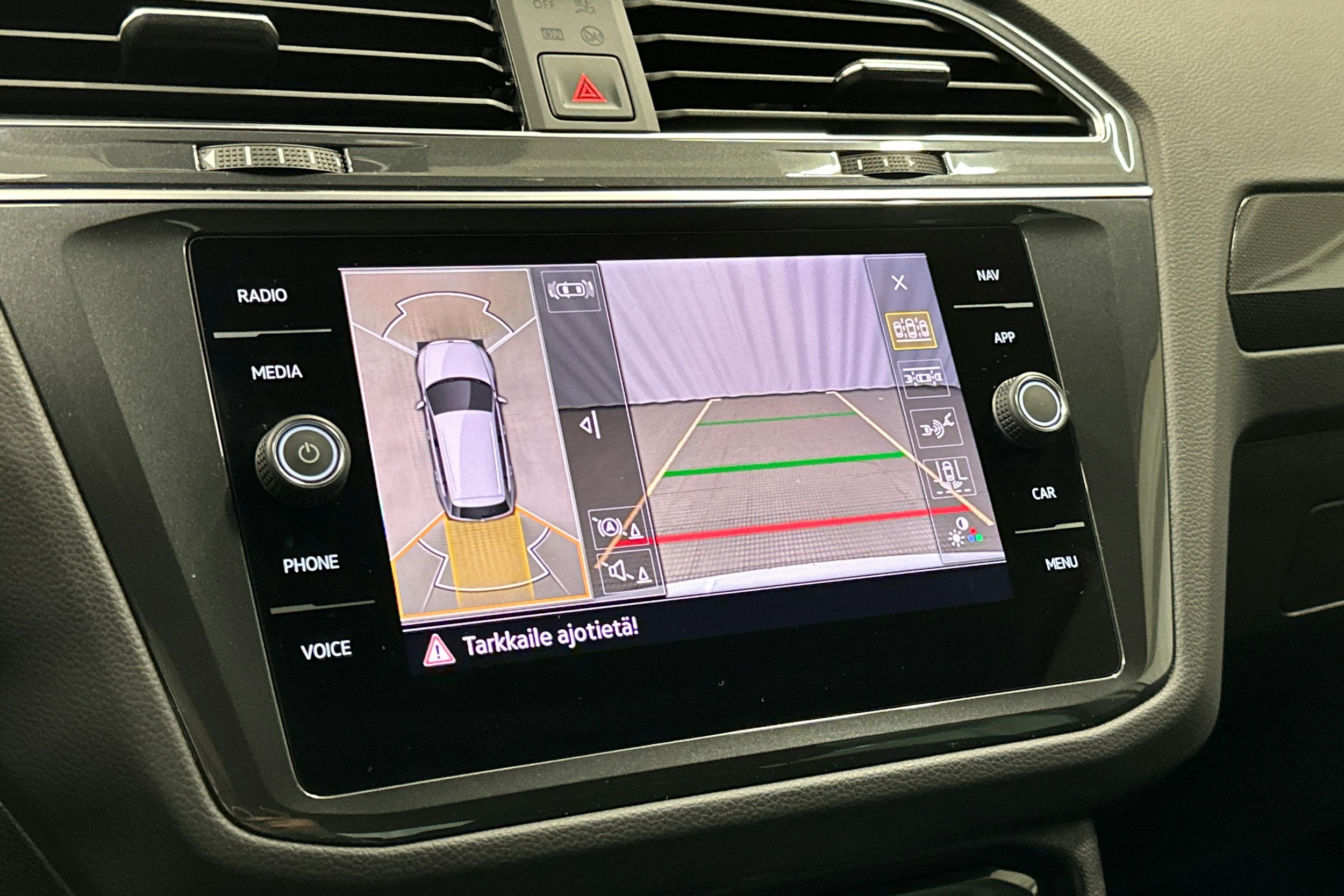 valkoinen Volkswagen Tiguan 2023 kuva 27.