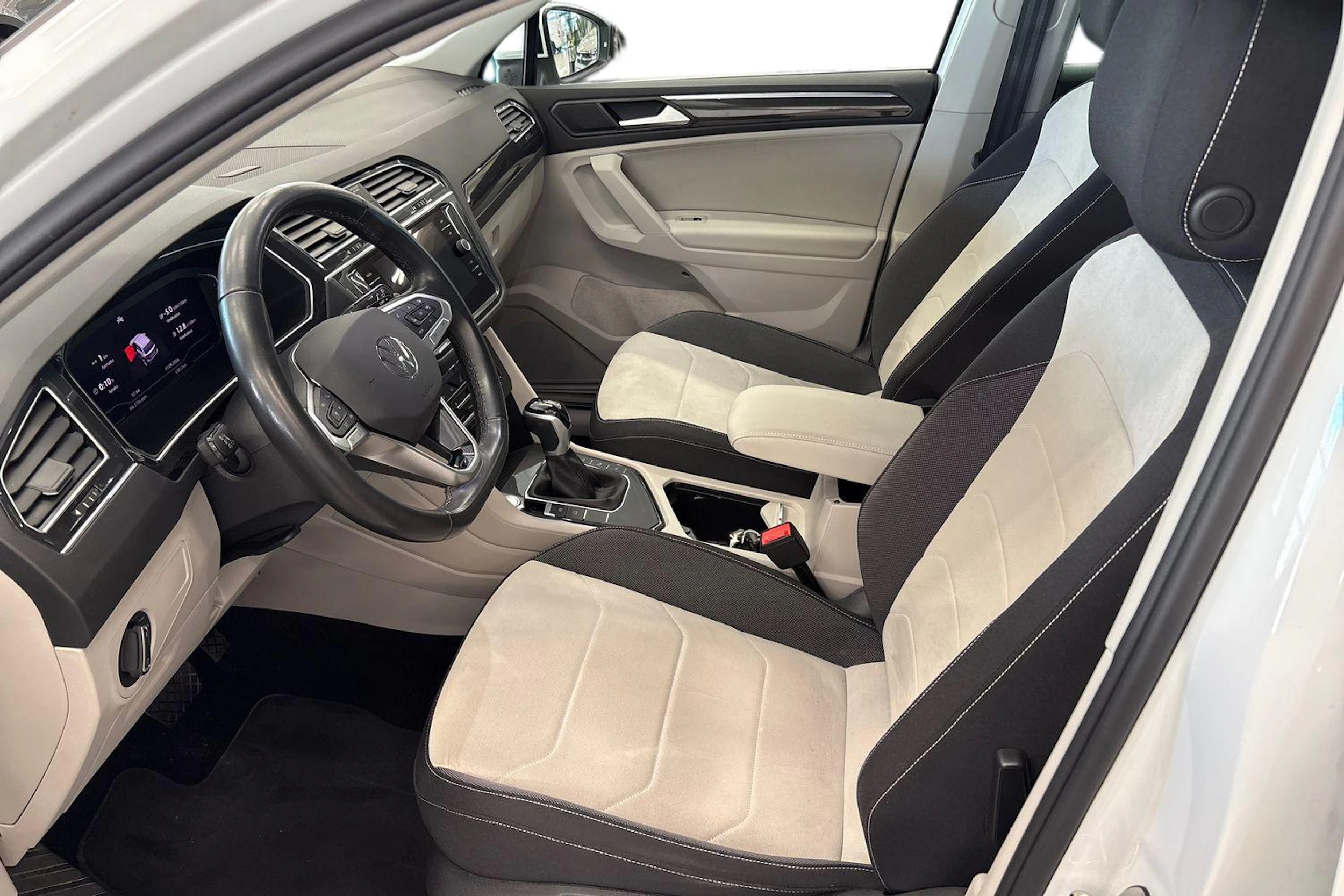 valkoinen Volkswagen Tiguan 2023 kuva 6.