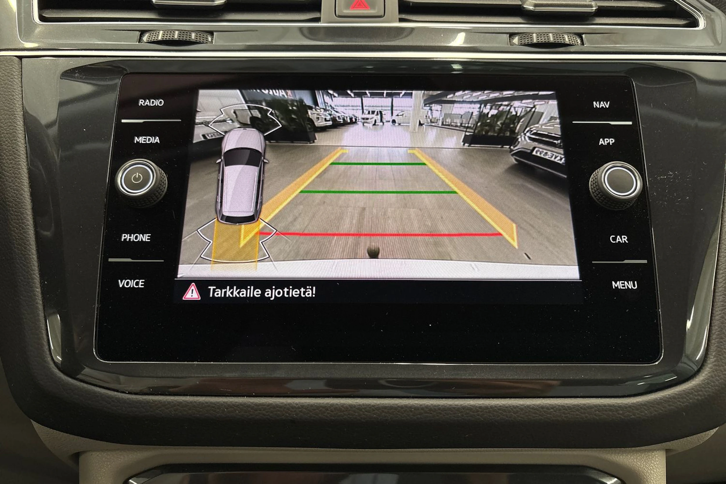 valkoinen Volkswagen Tiguan 2023 kuva 18.