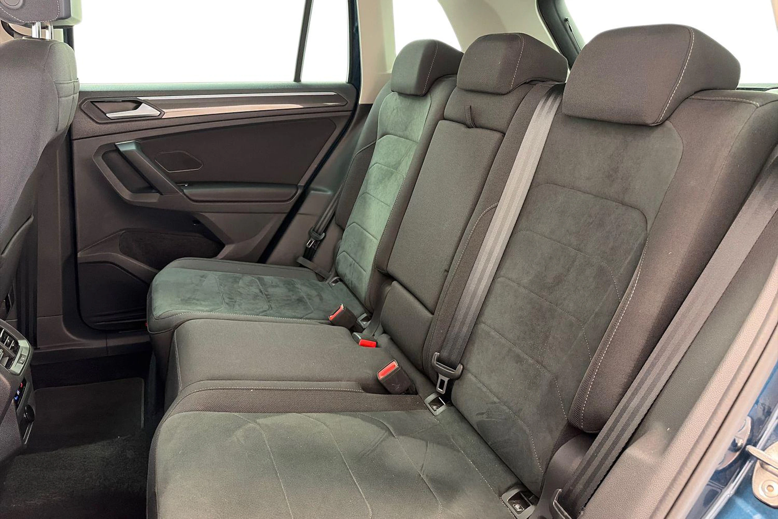 Sininen Volkswagen Tiguan 2023 kuva 8.