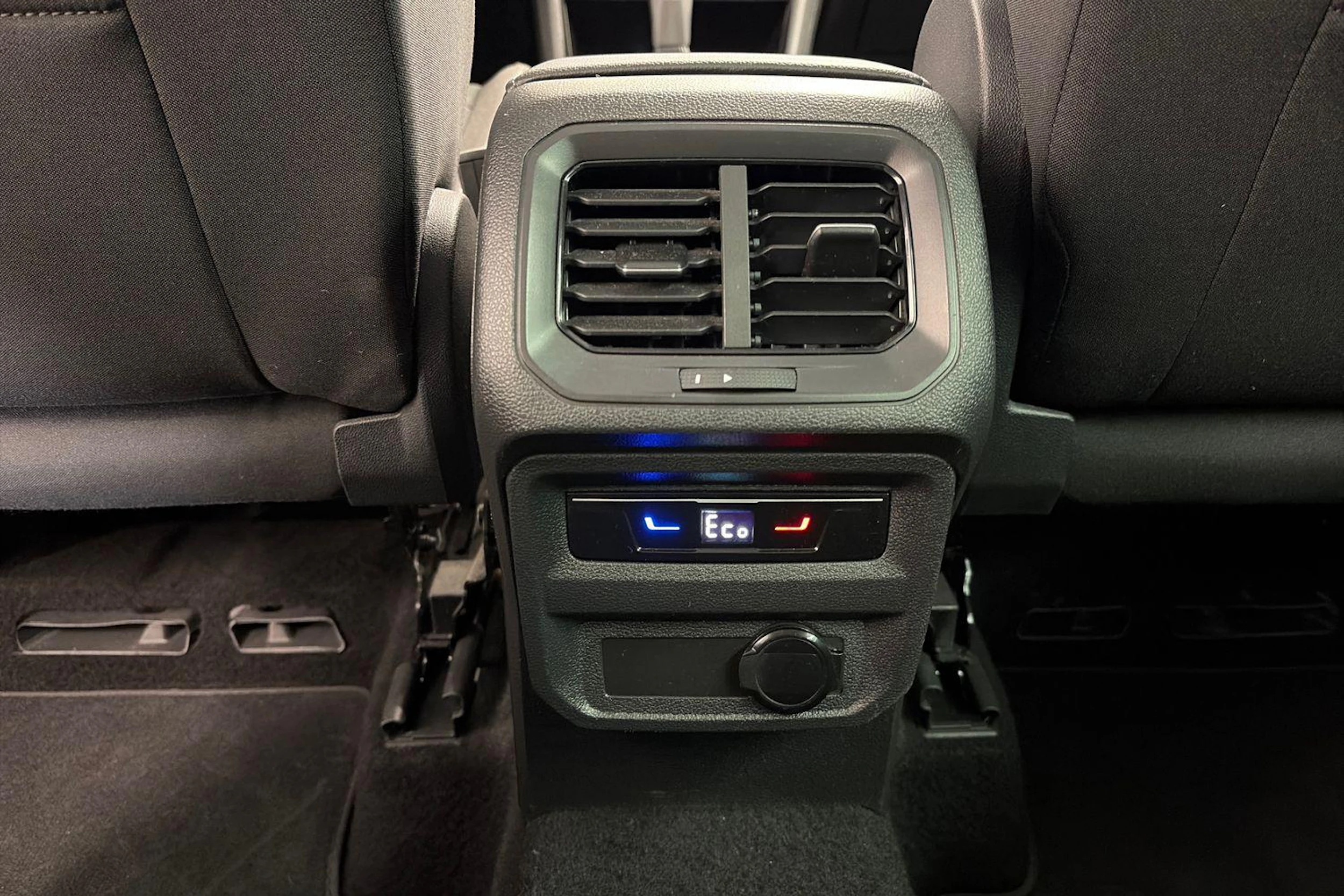 Sininen Volkswagen Tiguan 2023 kuva 9.