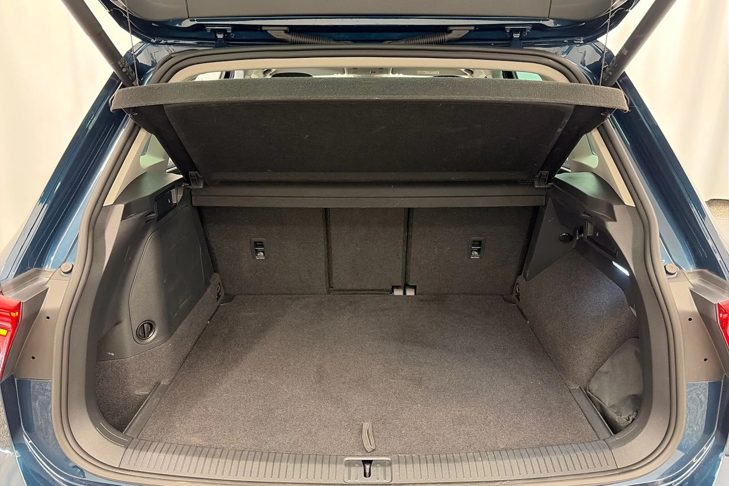 Sininen Volkswagen Tiguan 2023 kuva 12.