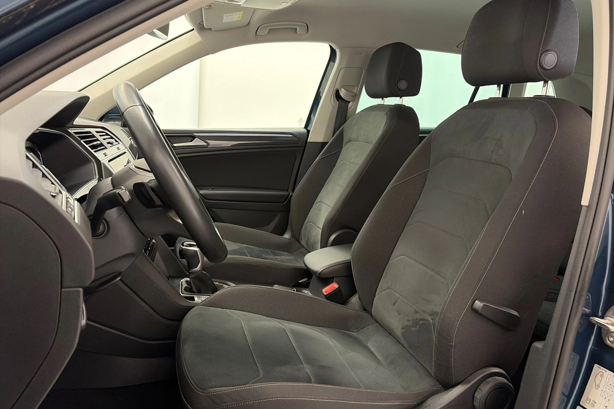 Sininen Volkswagen Tiguan 2023 kuva 14.